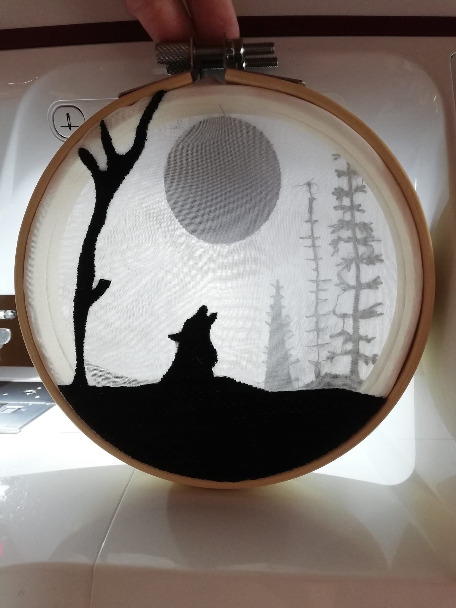 Stickdatei Shadow Box einsamer Wolf