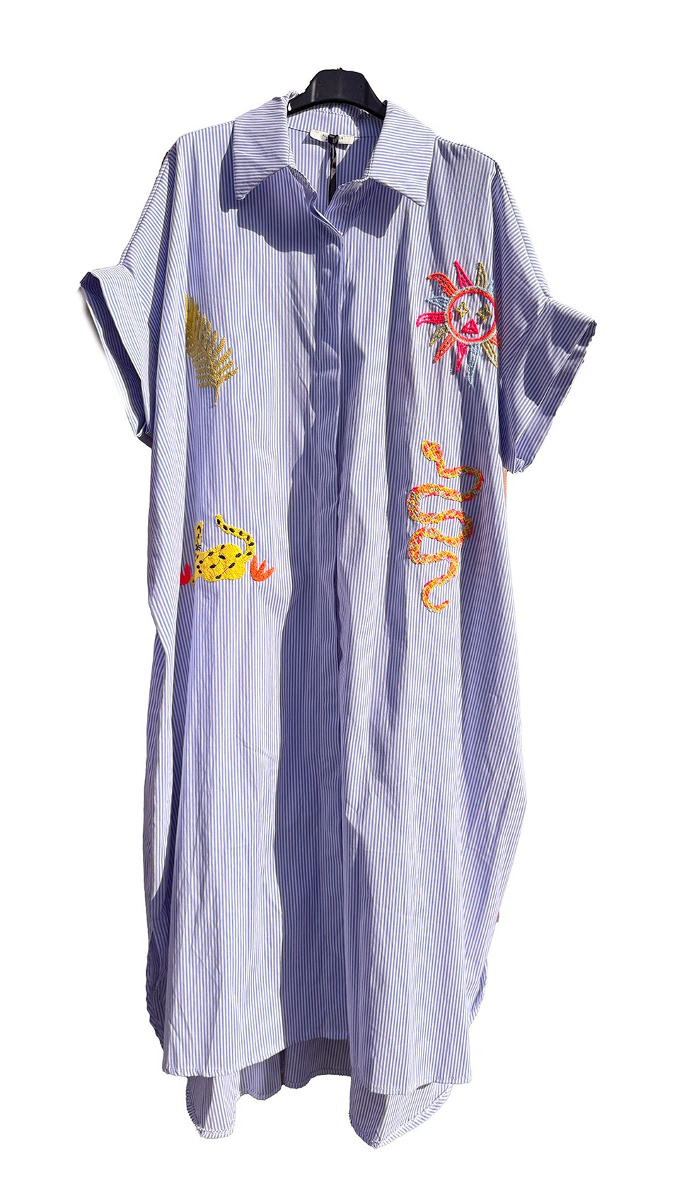 Hemd-Blusen-Kleid mit sommerlich bunten Stickereien Kurzarm verdeckte Knopfleiste gestreift blau - weiß, Einheitsgröße 38-42