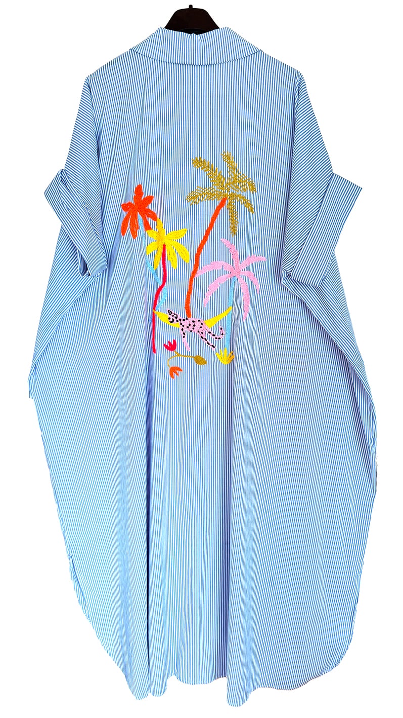 Hemd-Blusen-Kleid mit sommerlich bunten Stickereien Kurzarm verdeckte Knopfleiste gestreift blau - weiß, Einheitsgröße 38-42