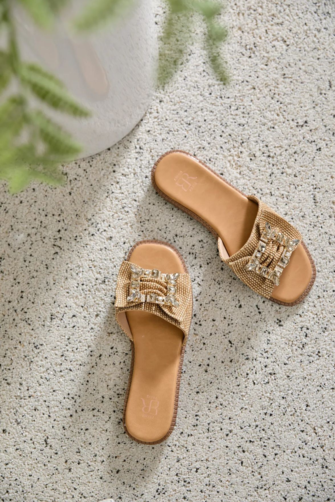 Sandale mit leichtem Absatz, Bast-Riemen mit straßbesetzer Schnalle Sandalette quadratischer Zehenbereich beige