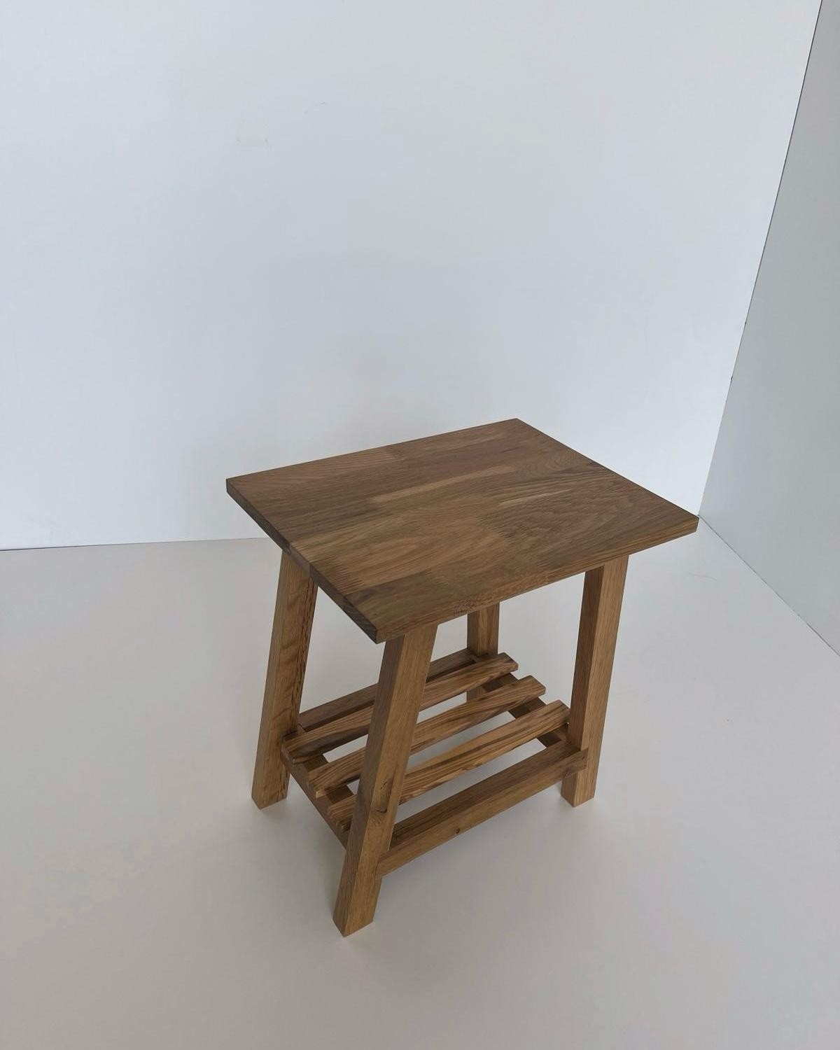 Beistelltisch aus Eiche & Olivenbaumholz