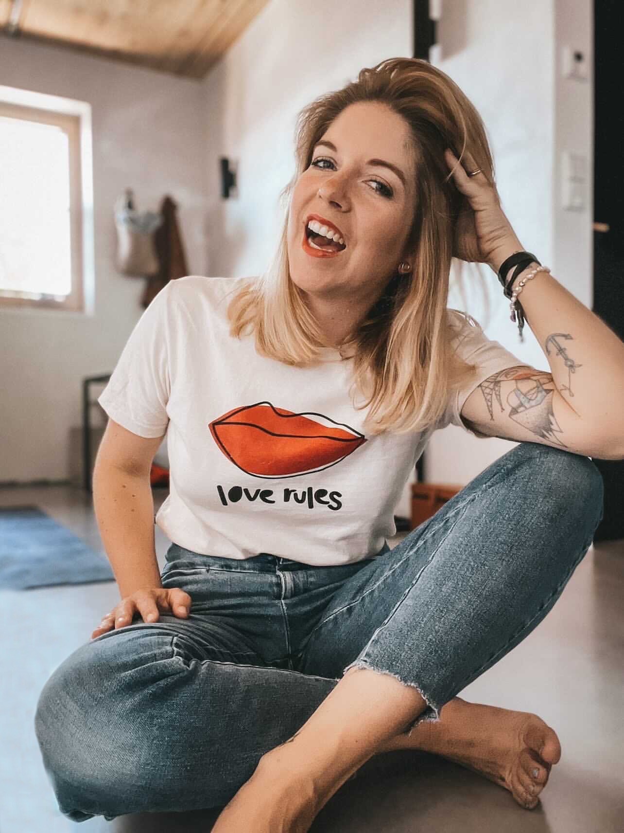 Nachhaltiges, naturfarbenes Shirt aus Biobaumwolle mit handgemachten Siebdruck love rules