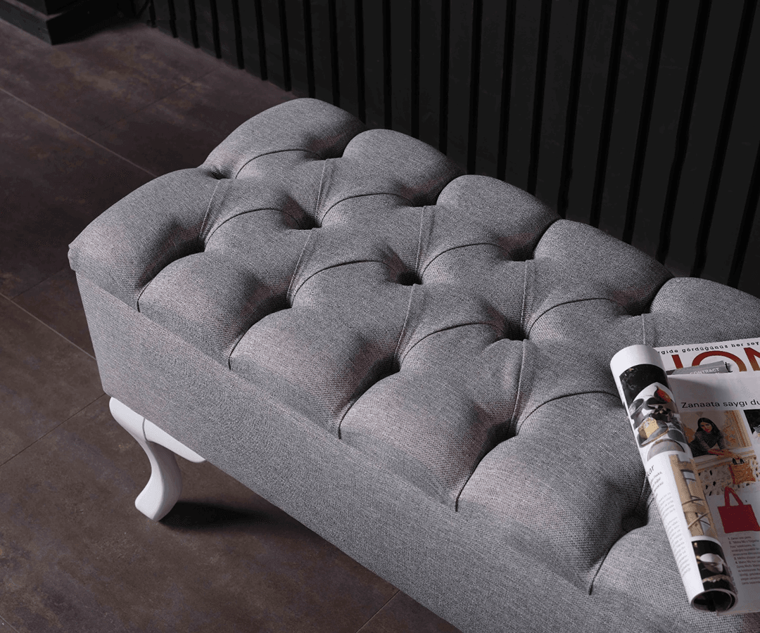 Benchler – Kapitonierter Loungesessel mit Hocker