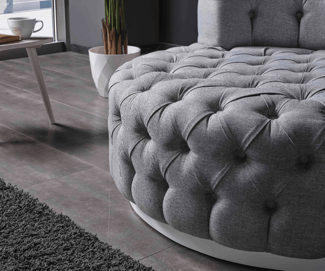 Benchler – Kapitonierter Loungesessel mit Hocker
