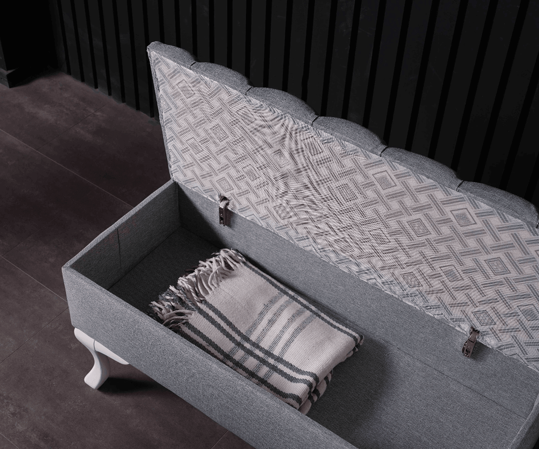 Benchler – Kapitonierter Loungesessel mit Hocker