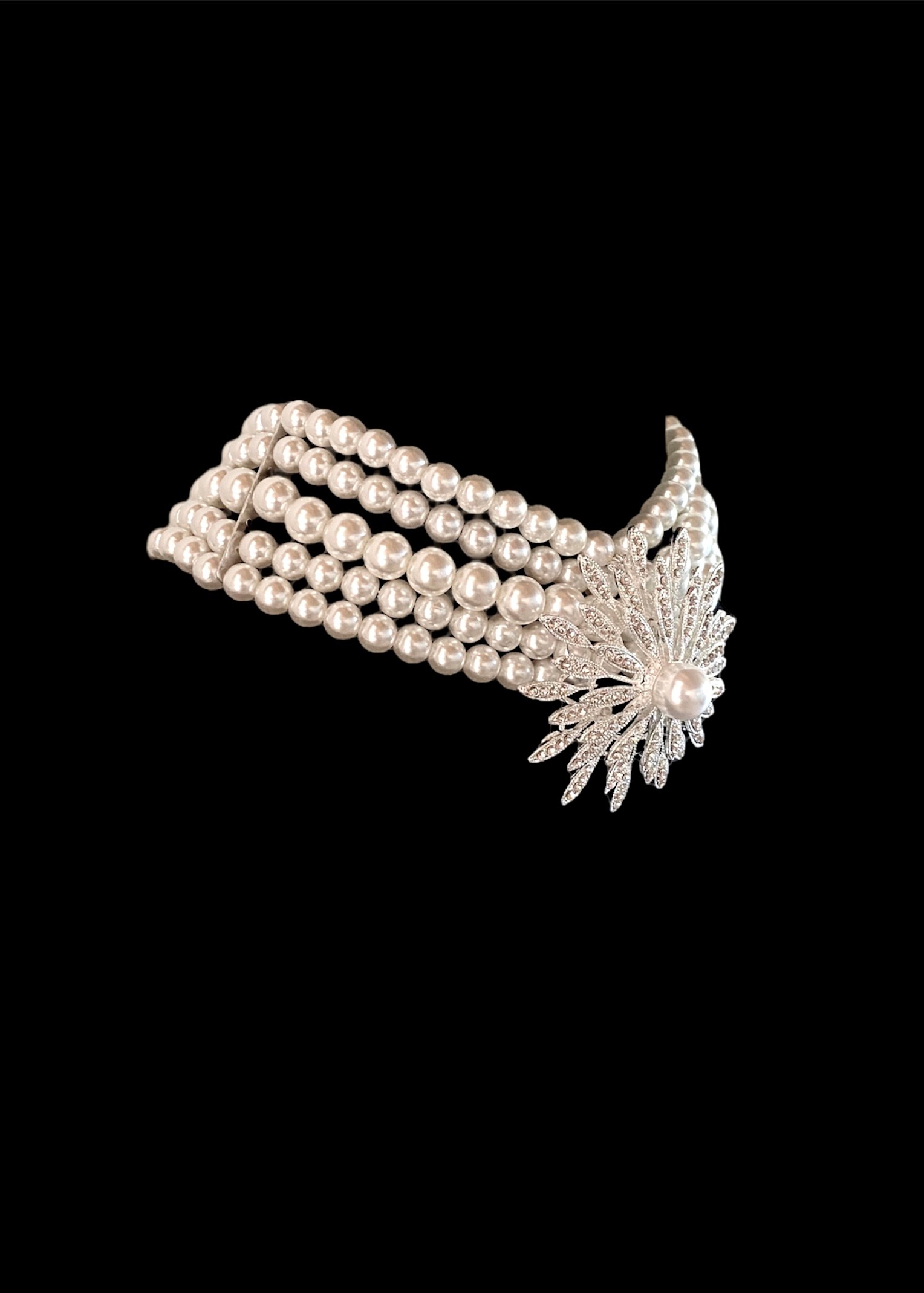 Pearls choker necklace with a silver flower in rhinestones and a pearl  