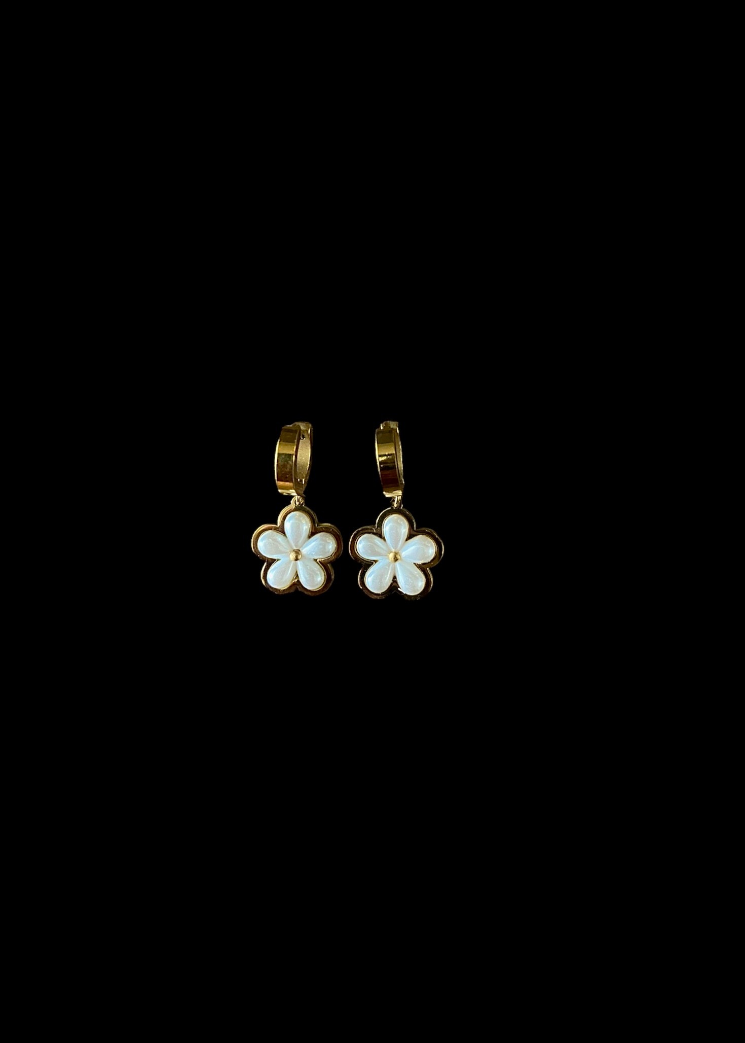 Golden earrings with a white pearl flower 