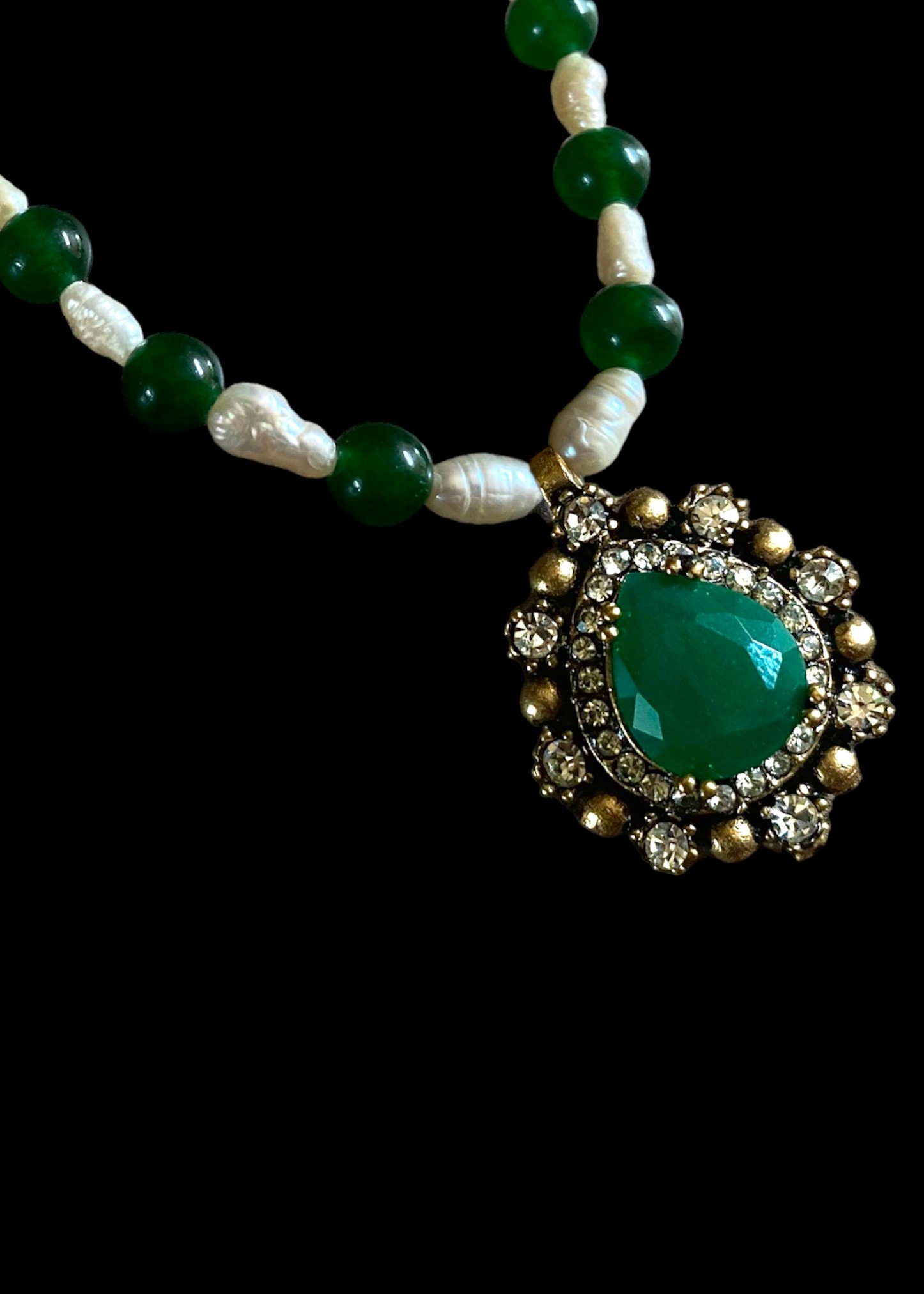 Green agate stone necklace with pearls