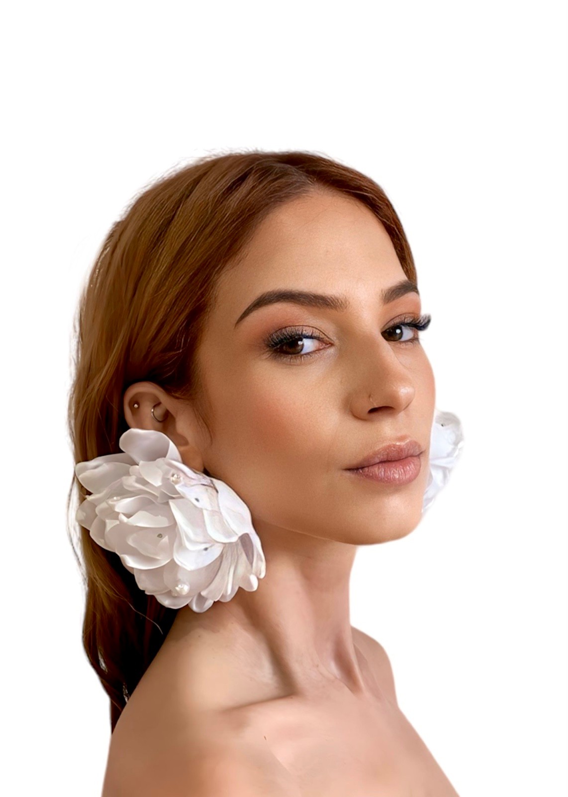 White flower earrings with pearls 