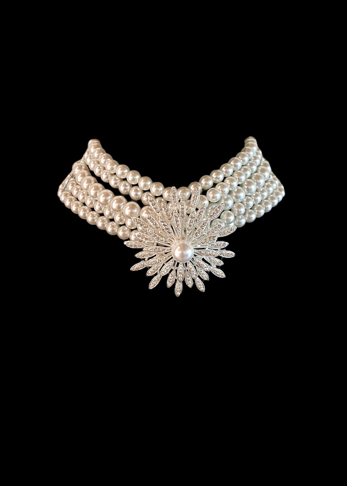 Pearls choker necklace with a silver flower in rhinestones and a pearl  
