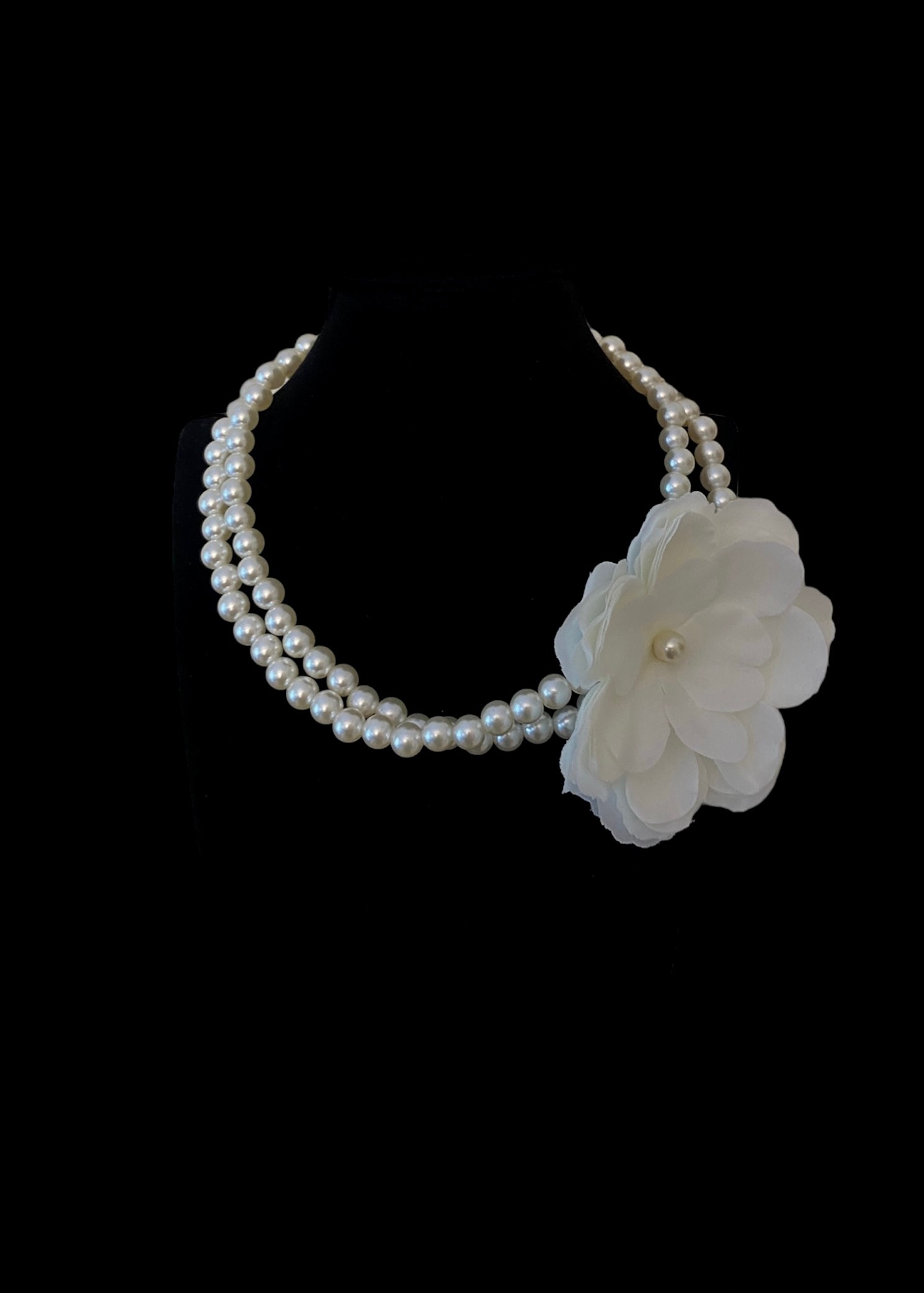 Pearl necklace with a white flower 