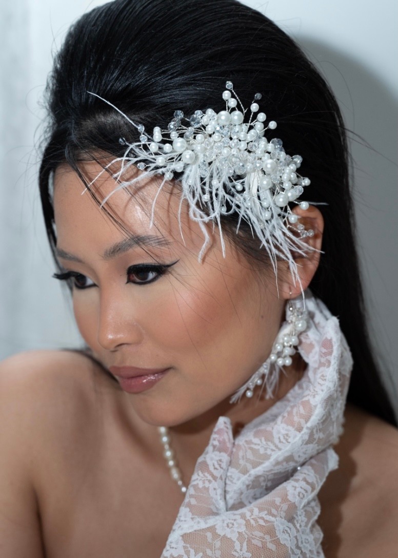 Hair accessories with faux pearls and feathers 