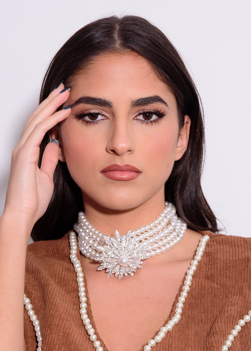 Pearls choker necklace with a silver flower in rhinestones and a pearl  