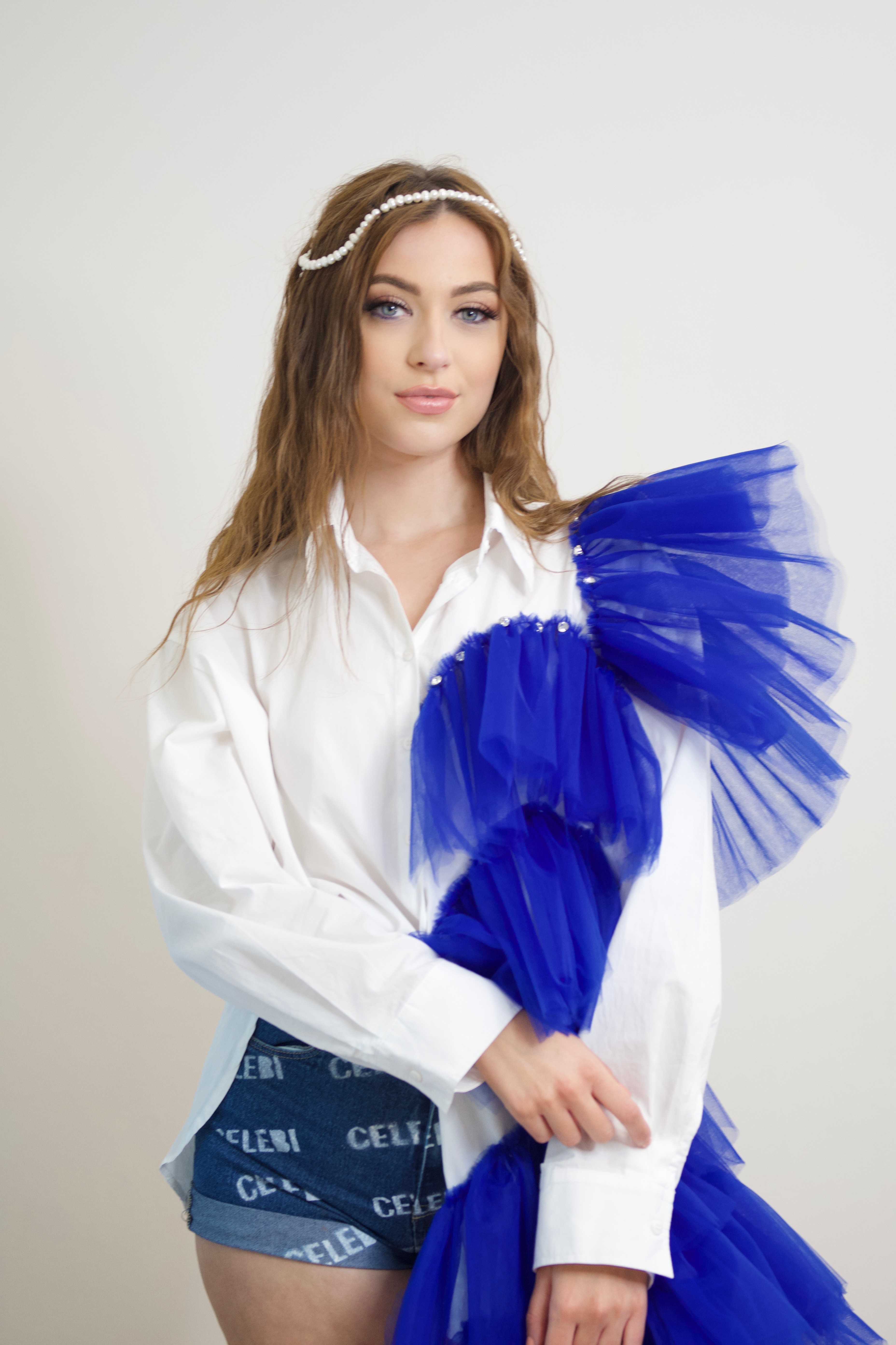 Shirt with blue tulle 