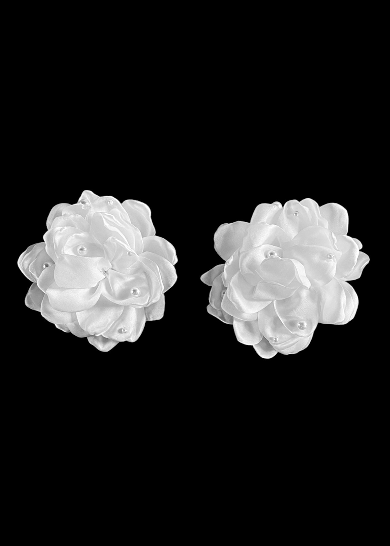 White flower earrings with pearls 