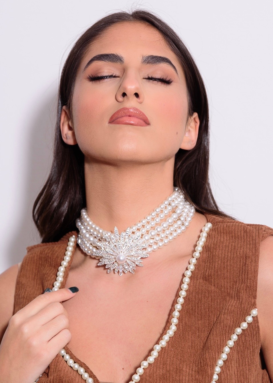 Pearls choker necklace with a silver flower in rhinestones and a pearl  
