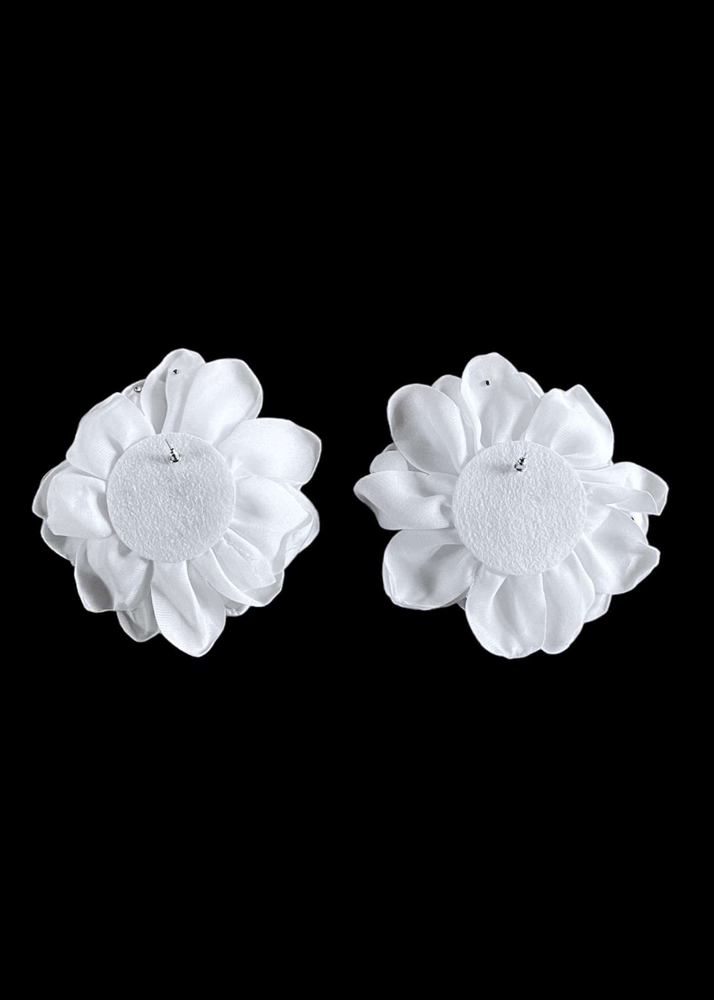 White flower earrings with pearls 