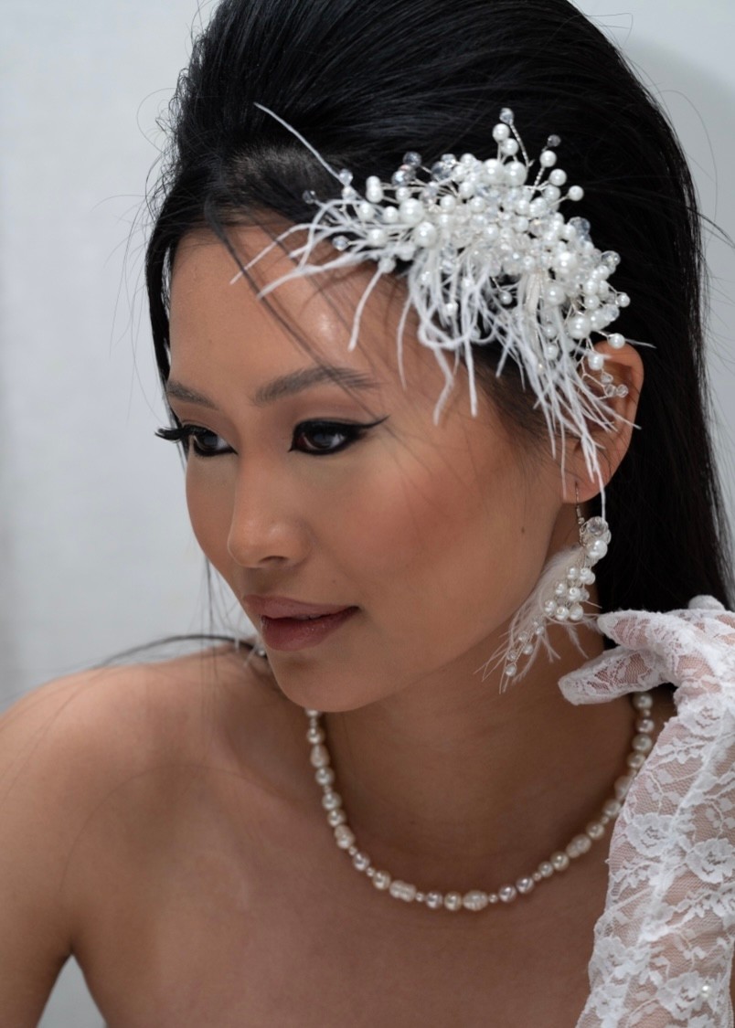 Hair accessories with faux pearls and feathers 