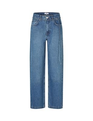 Jeans mit kleinem Gürtel