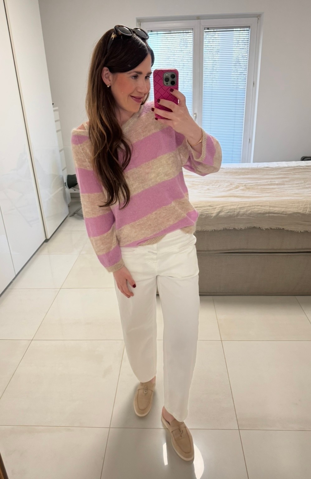 Dünner Pullover mit Streifen (Muster)