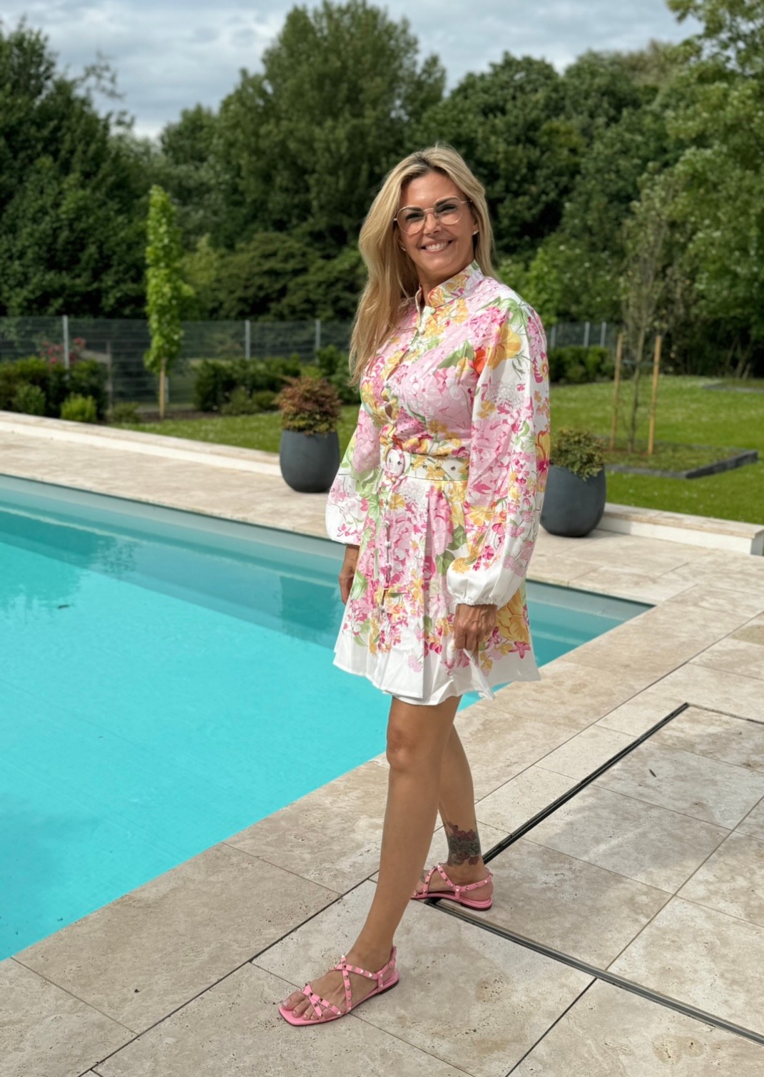 Kurzes Kleid mit Print - Rosa