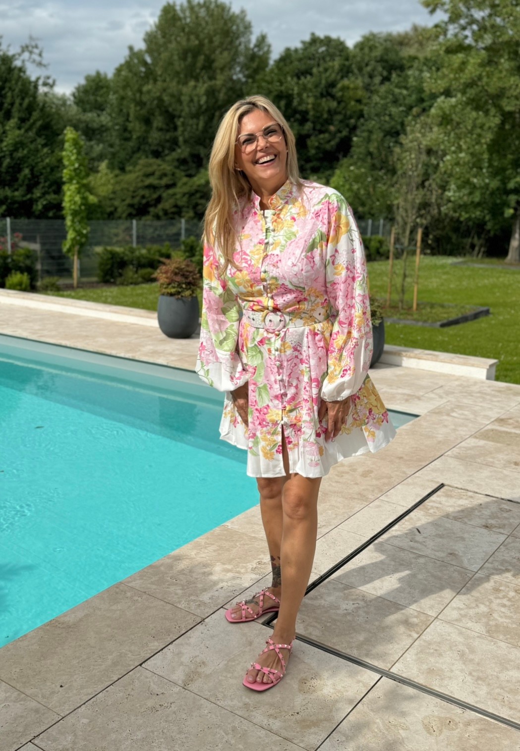 Kurzes Kleid mit Print - Rosa