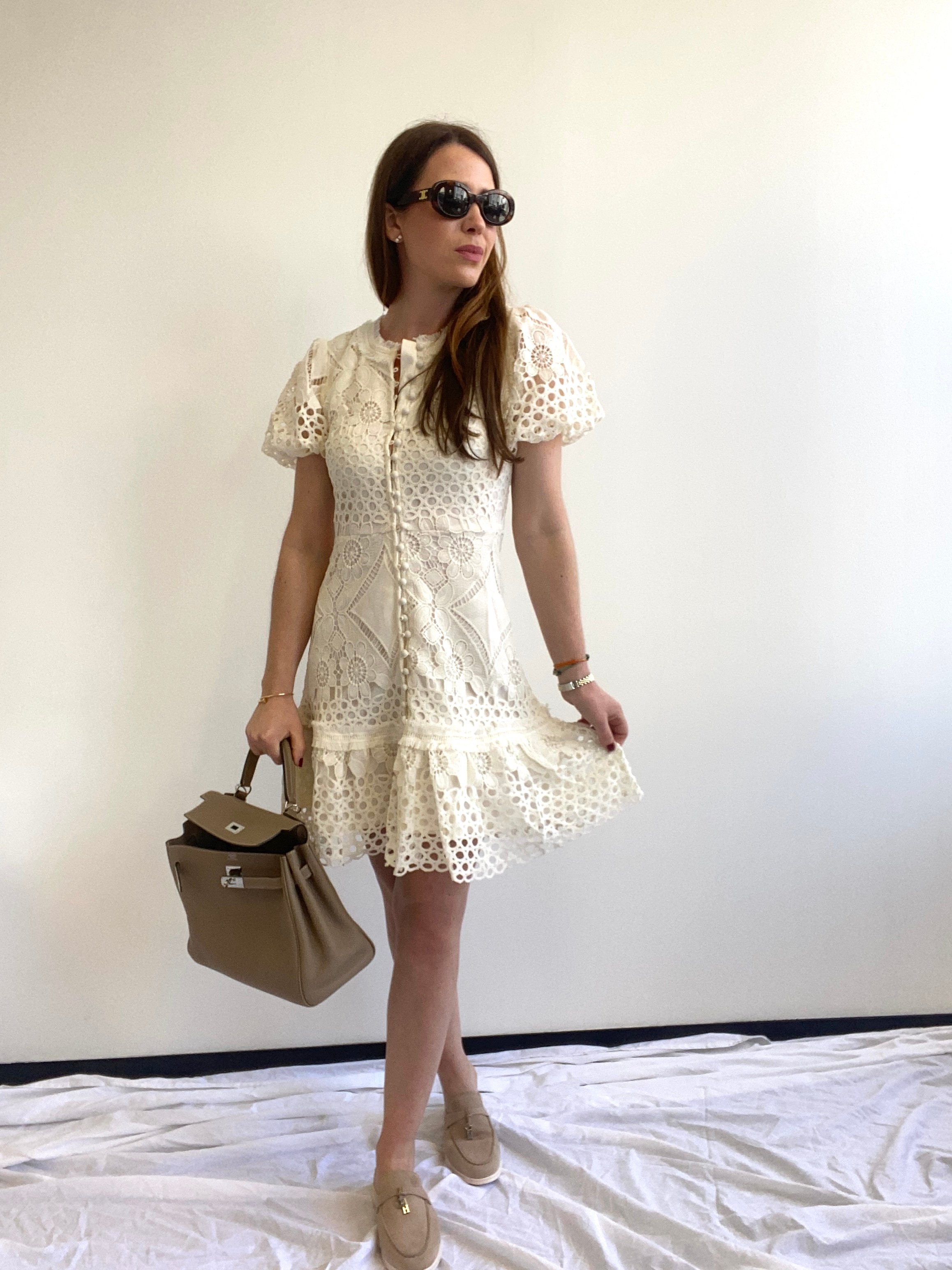 Tailliertes Kleid aus Spitze - Creme