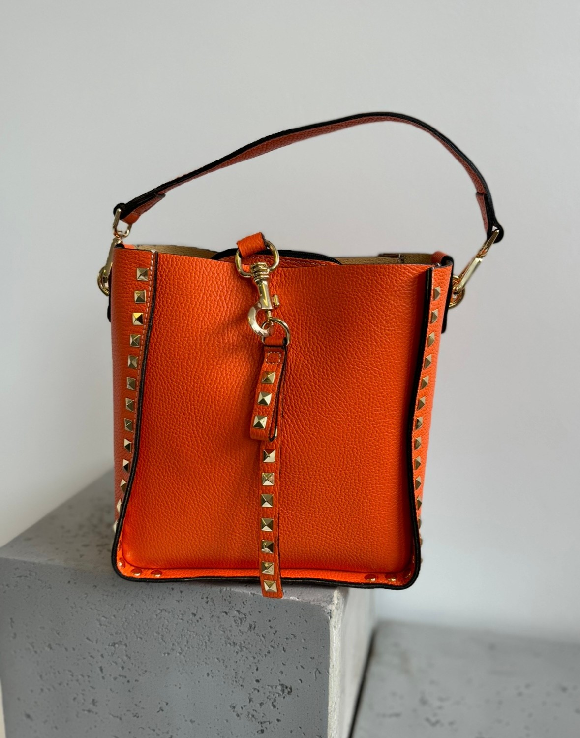 Tasche mit Nieten aus Leder - Orange