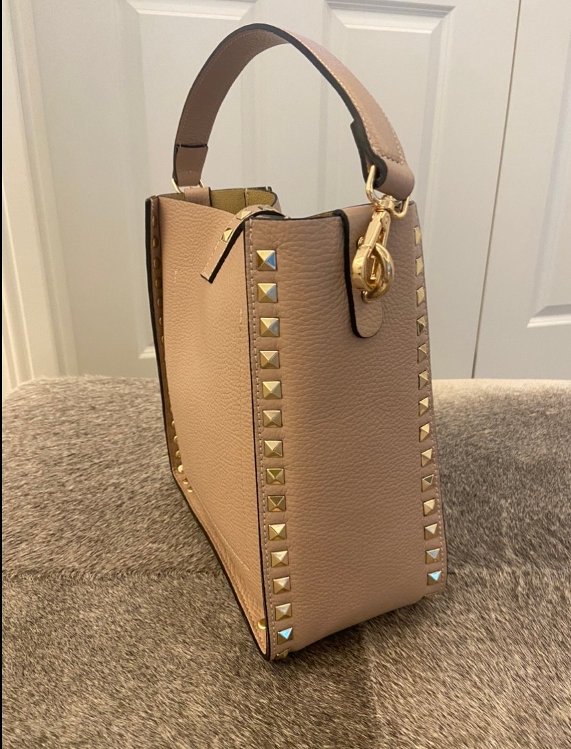 Tasche mit Nieten aus Leder - Puder 