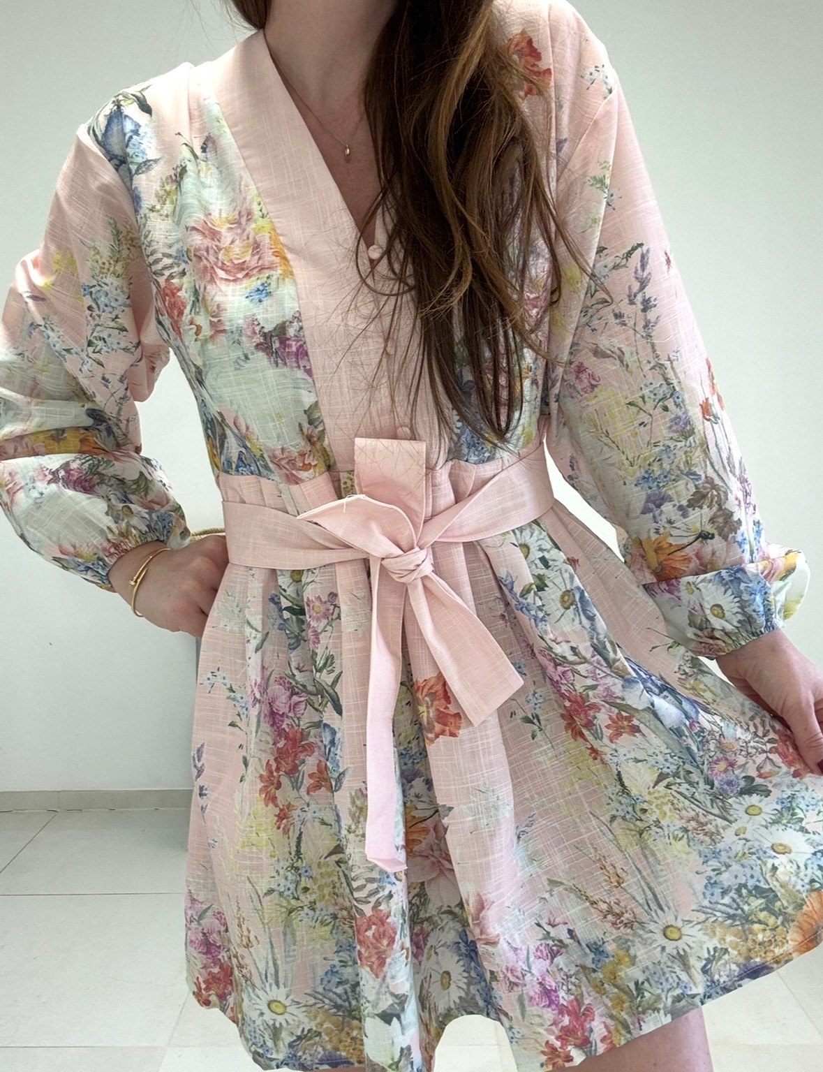 Kurzes Kleid mit Print - Rosa