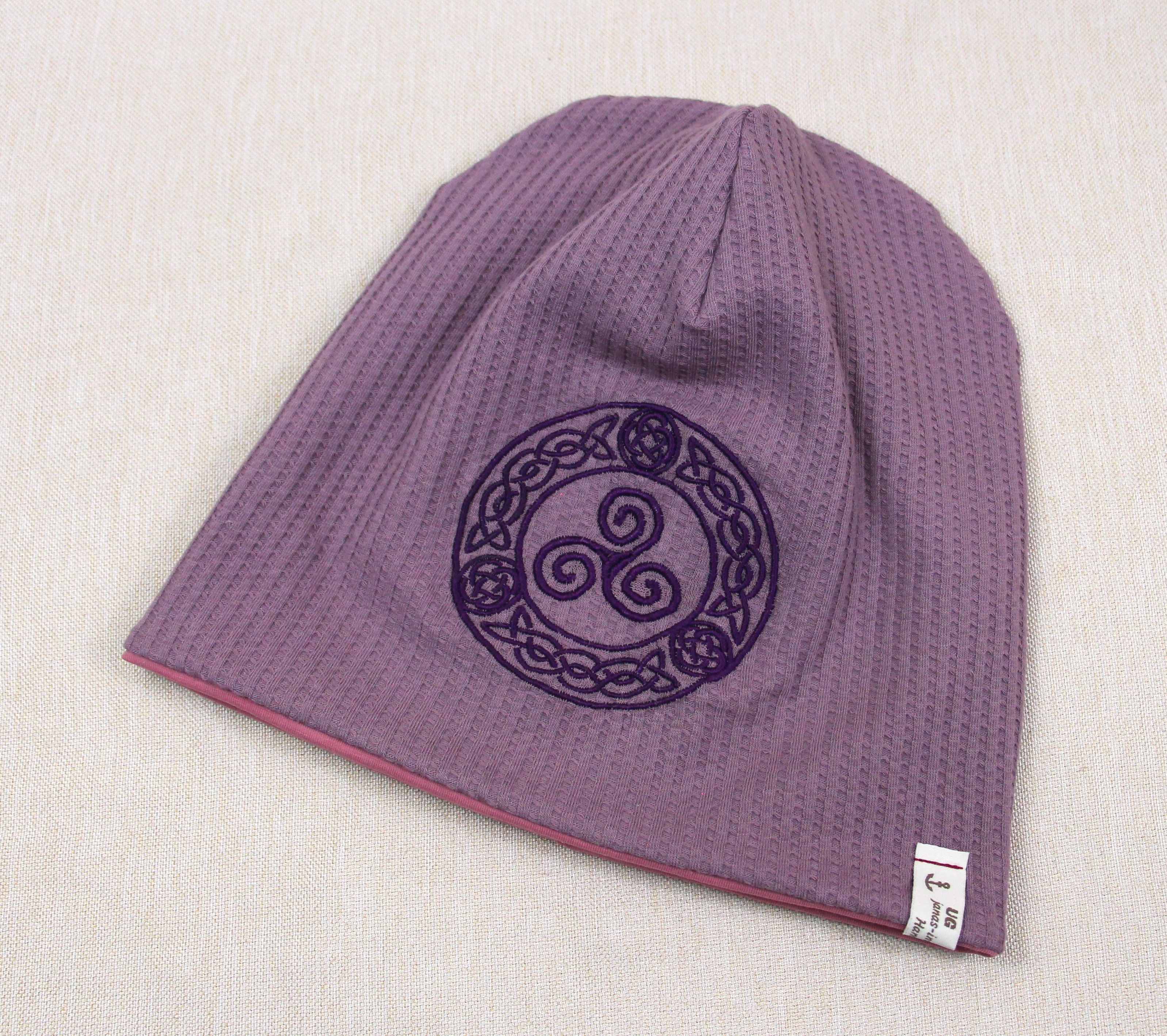 Beanie, Mütze, Chemomütze, Triskele, beere, mit eigener Stickerei