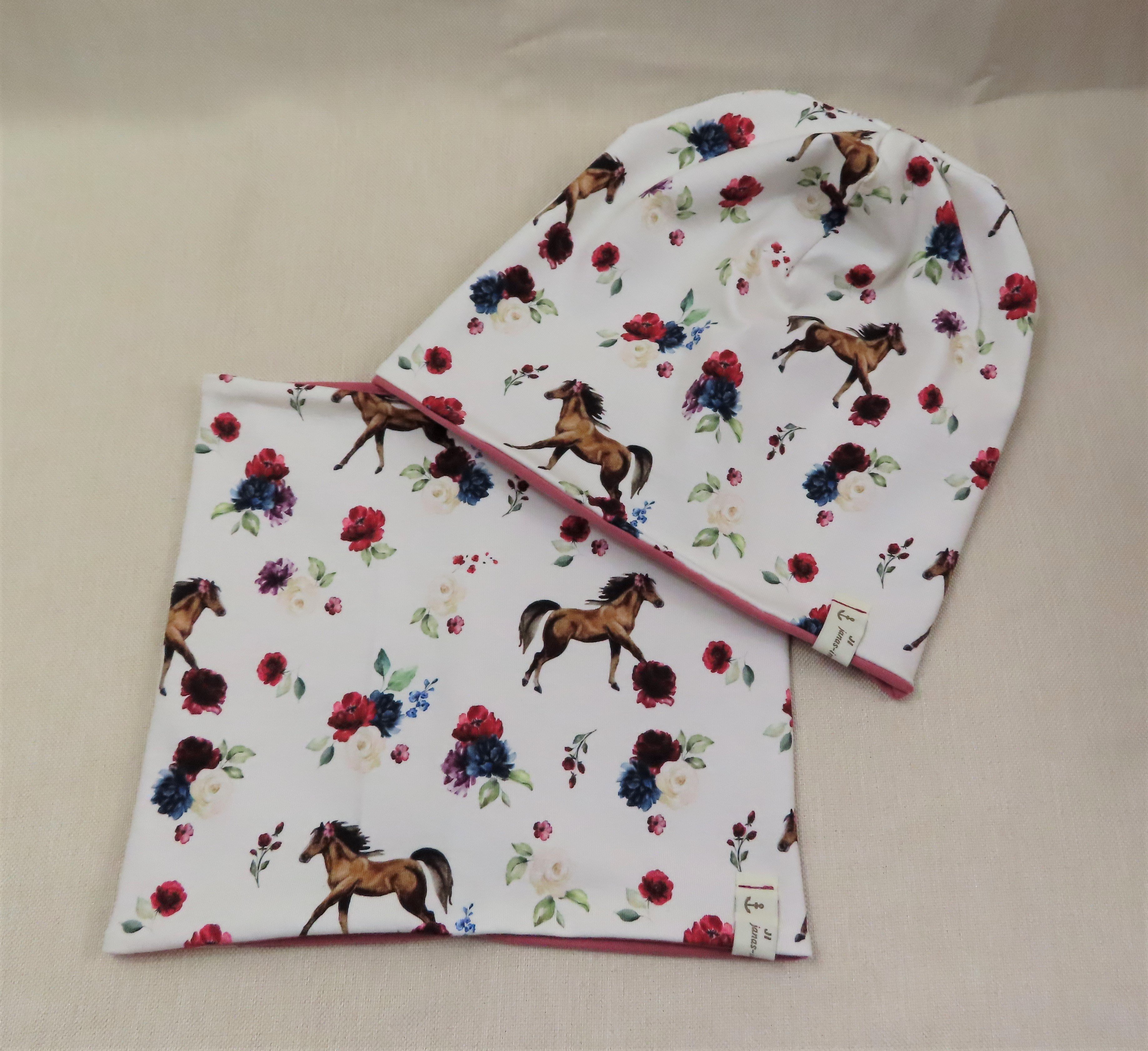 Beanie-Set, Pferde mit Rosen