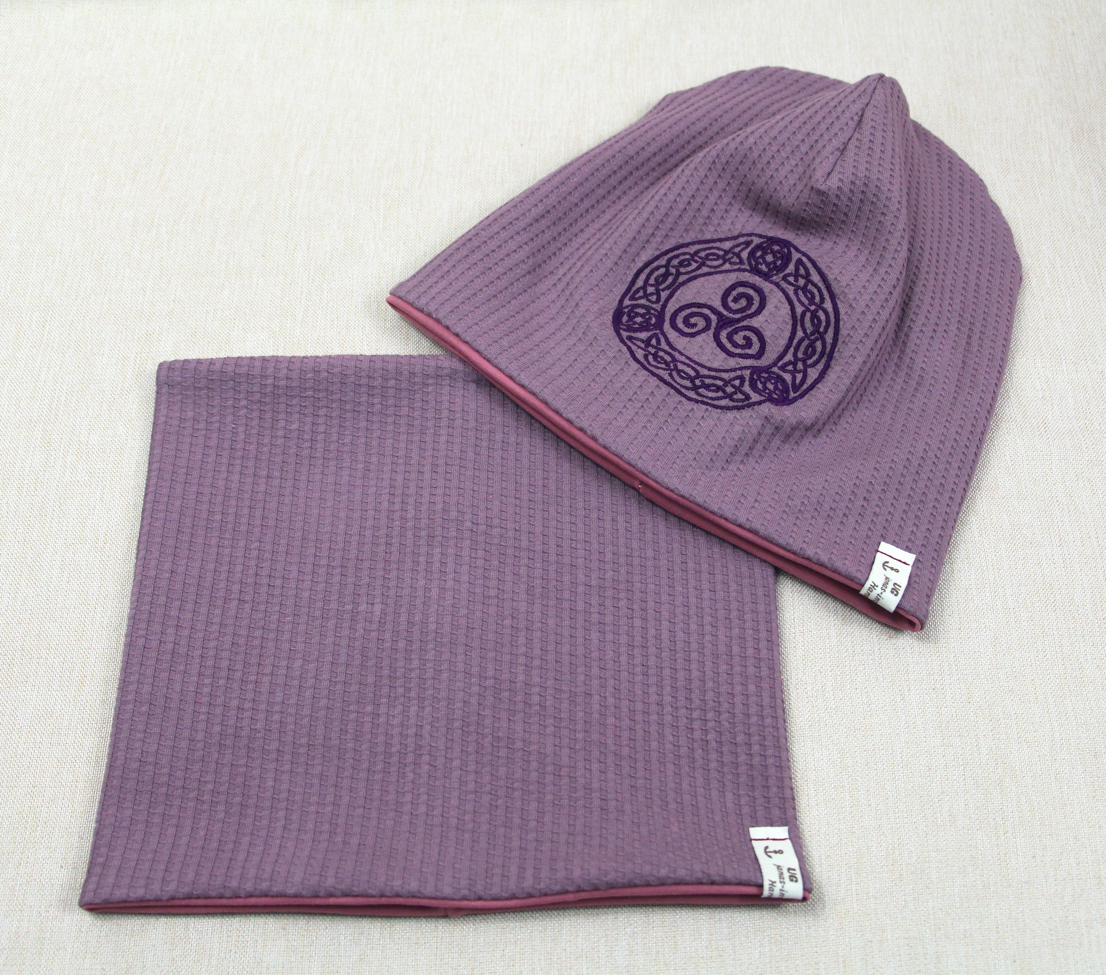 Beanie-Set, Chemomütze, Triskele, beere, mit eigener Stickerei