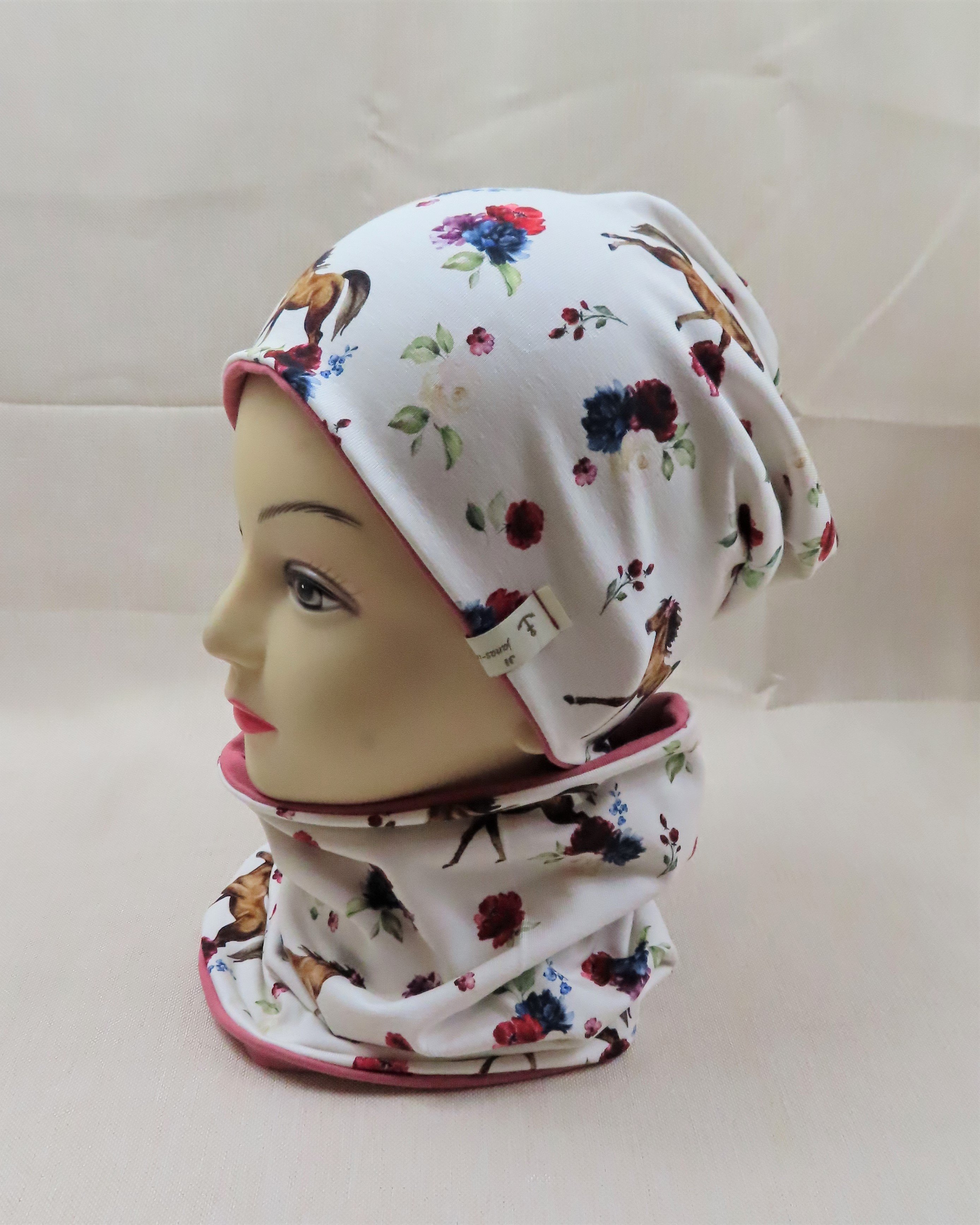 Beanie-Set, Pferde mit Rosen