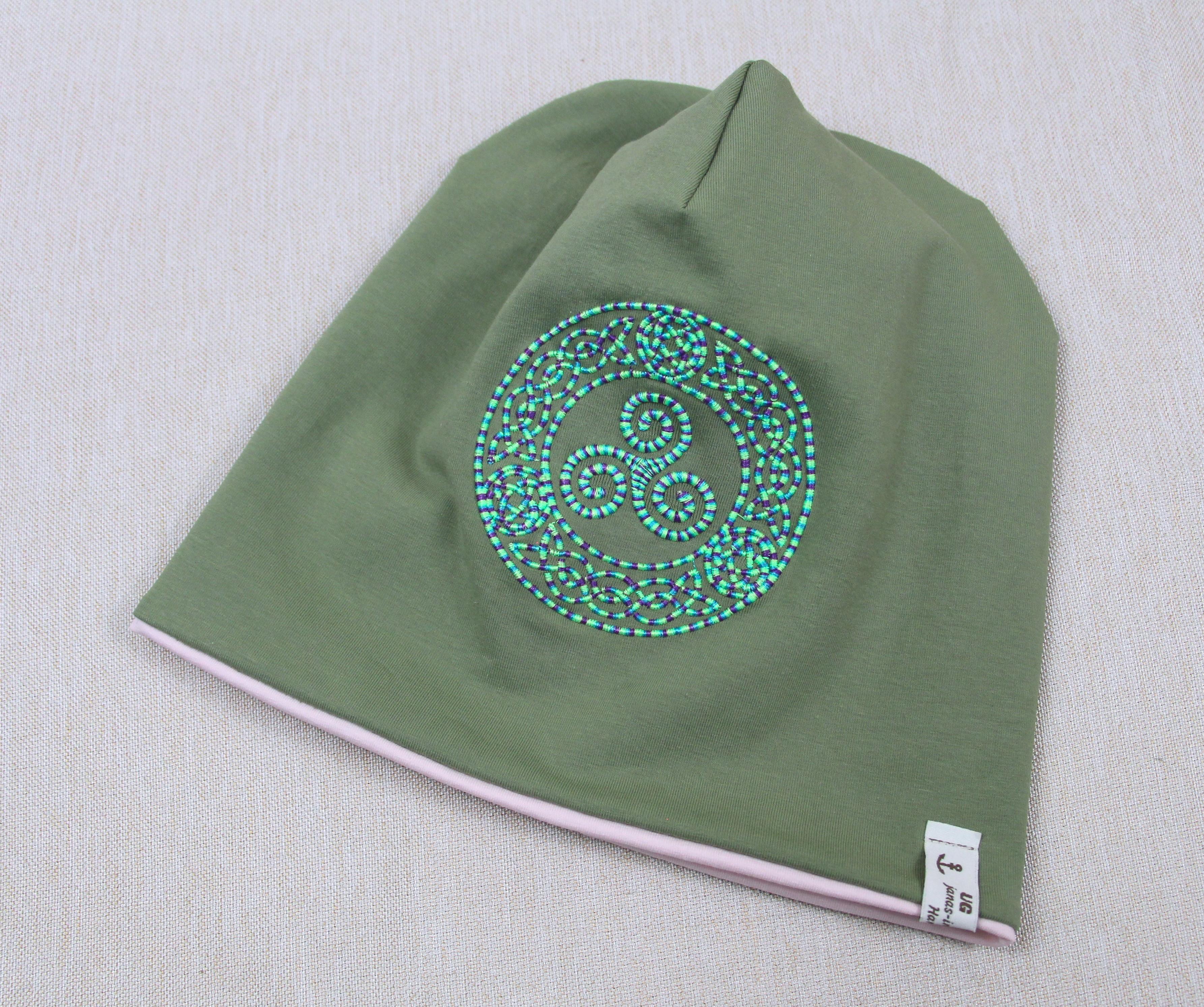 Beanie, Mütze, Chemomütze, Triskele, grün, mit eigener Stickerei