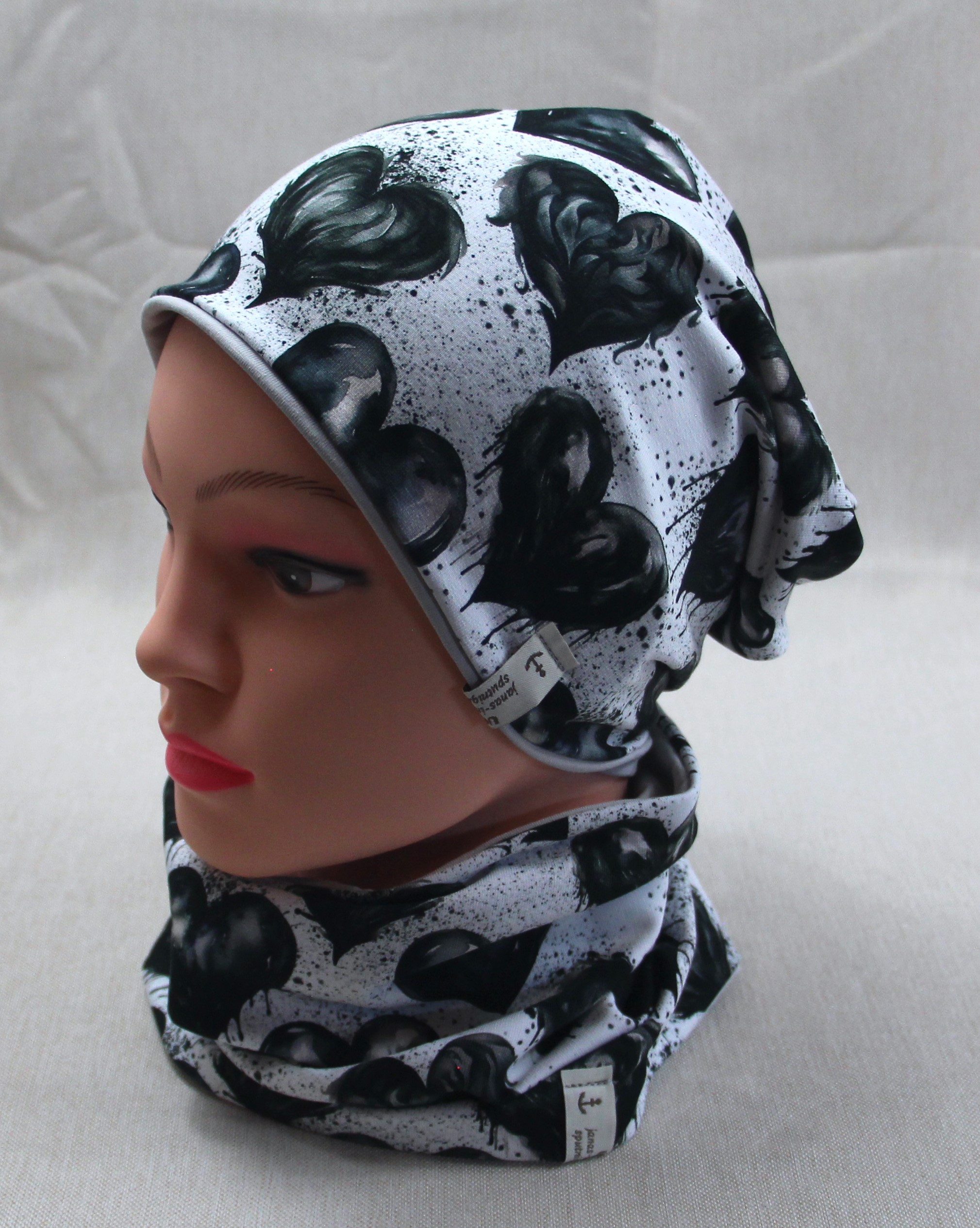 Beanie-Set, schwarze Herzen