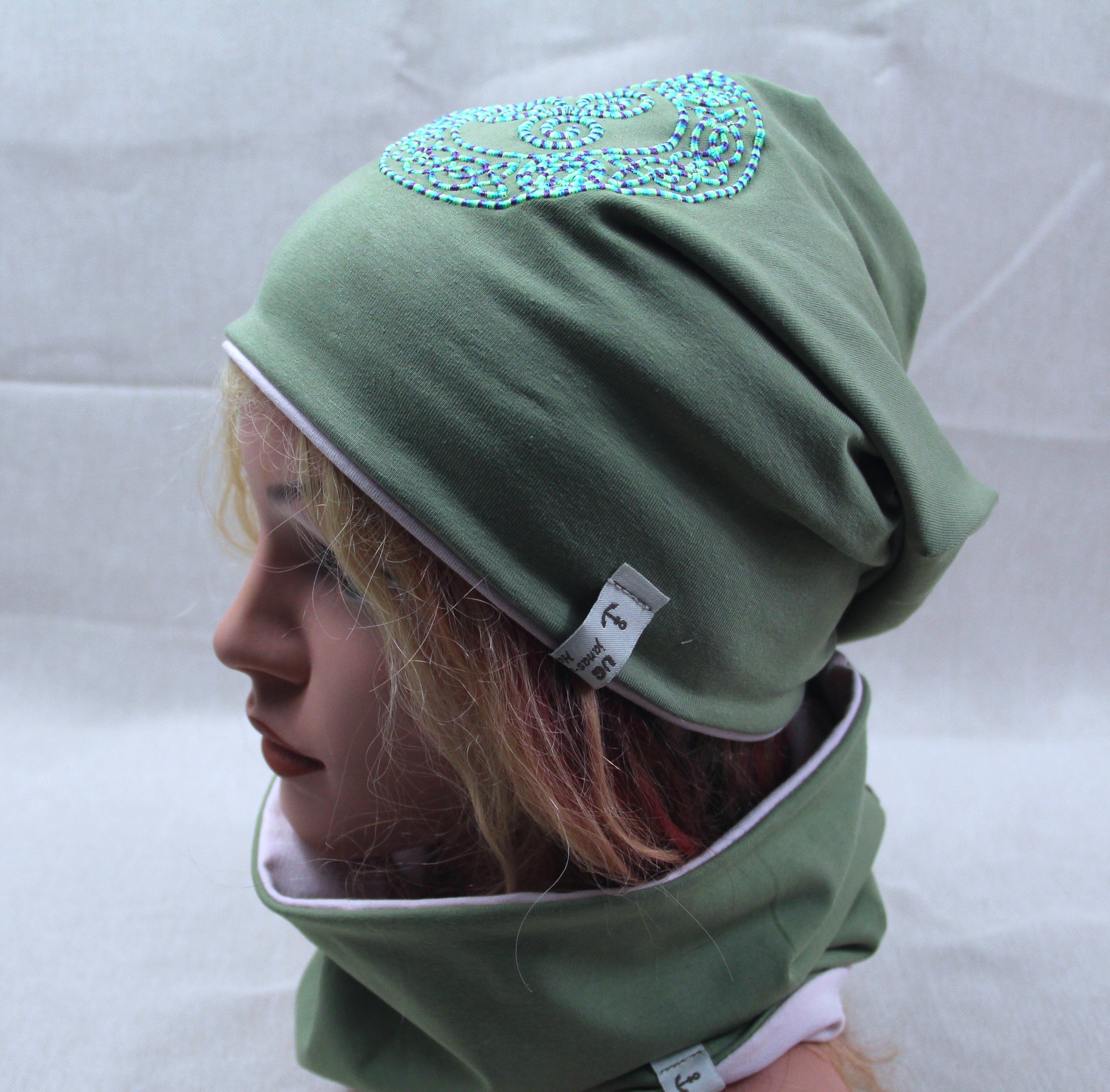 Beanie-Set, Chemomütze, Triskele, grün, mit eigener Stickerei