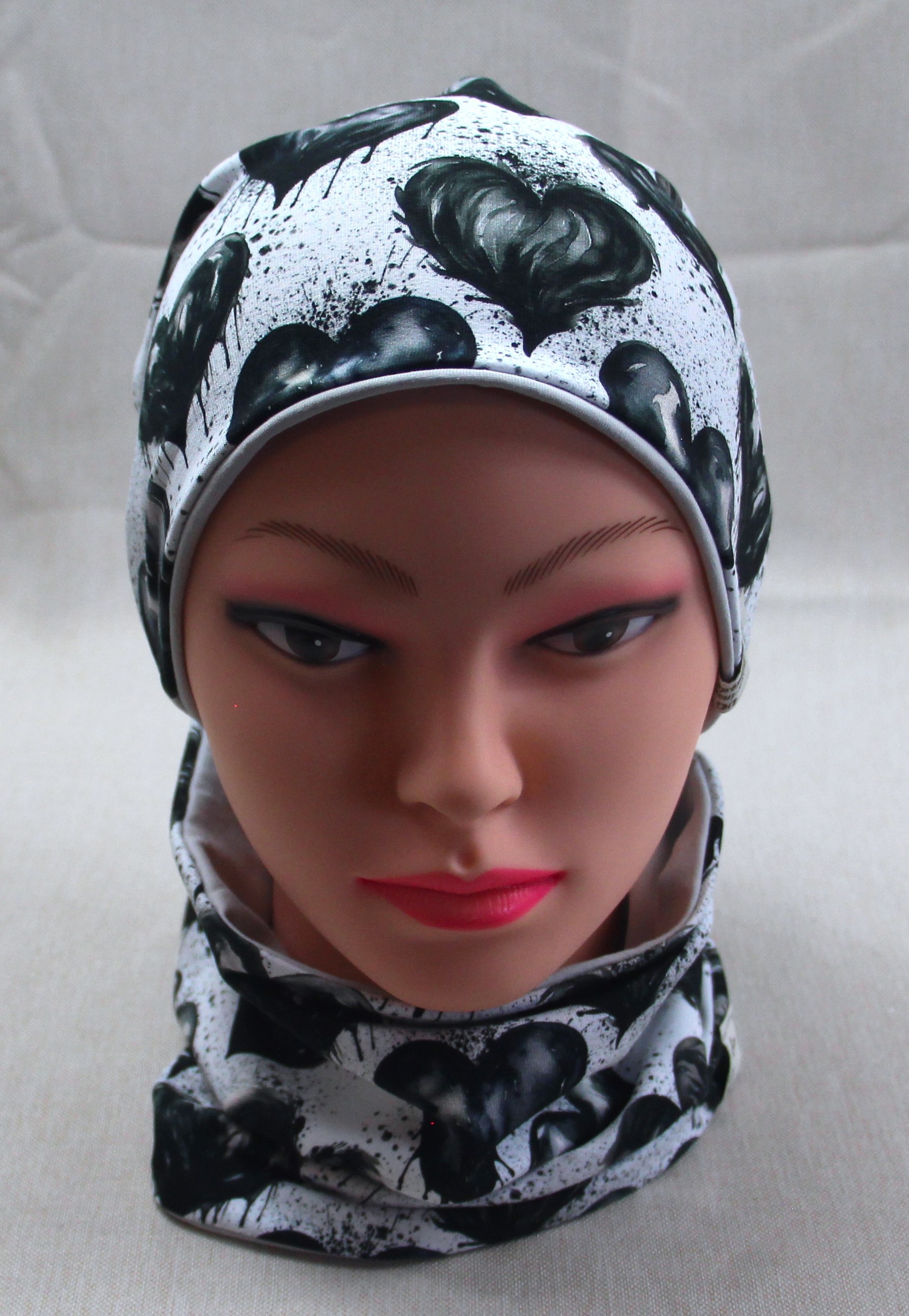 Beanie-Set, schwarze Herzen