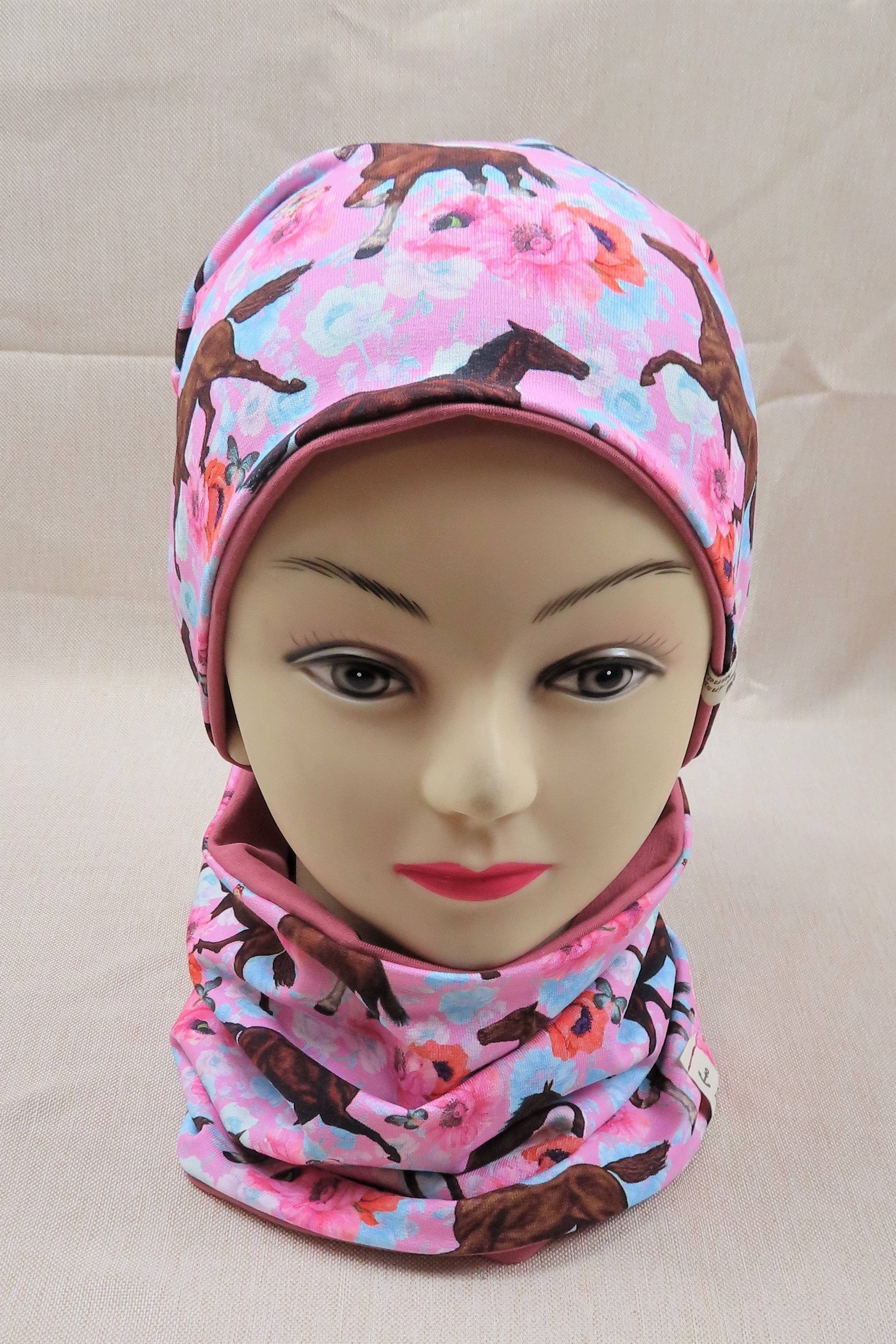 Beanie-Set, braune Pferde auf Mohnwiese