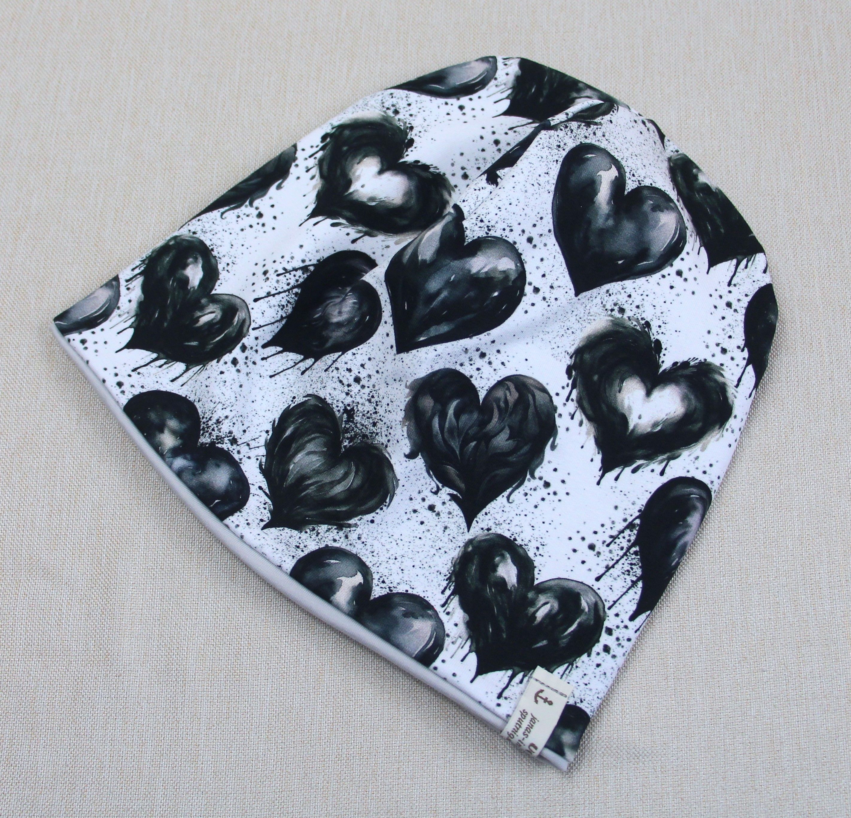 Beanie-Set, schwarze Herzen
