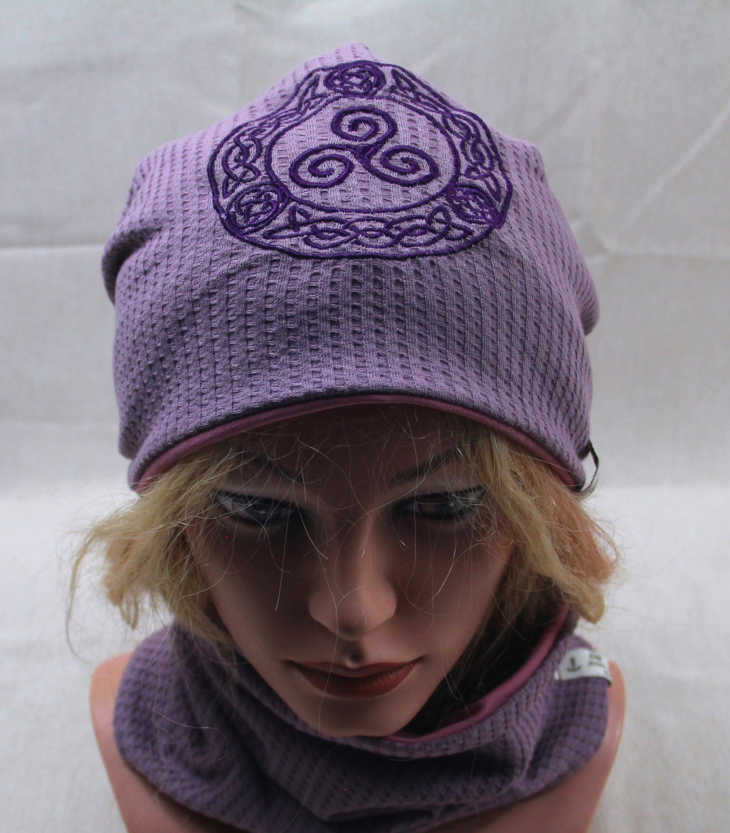 Beanie-Set, Chemomütze, Triskele, beere, mit eigener Stickerei