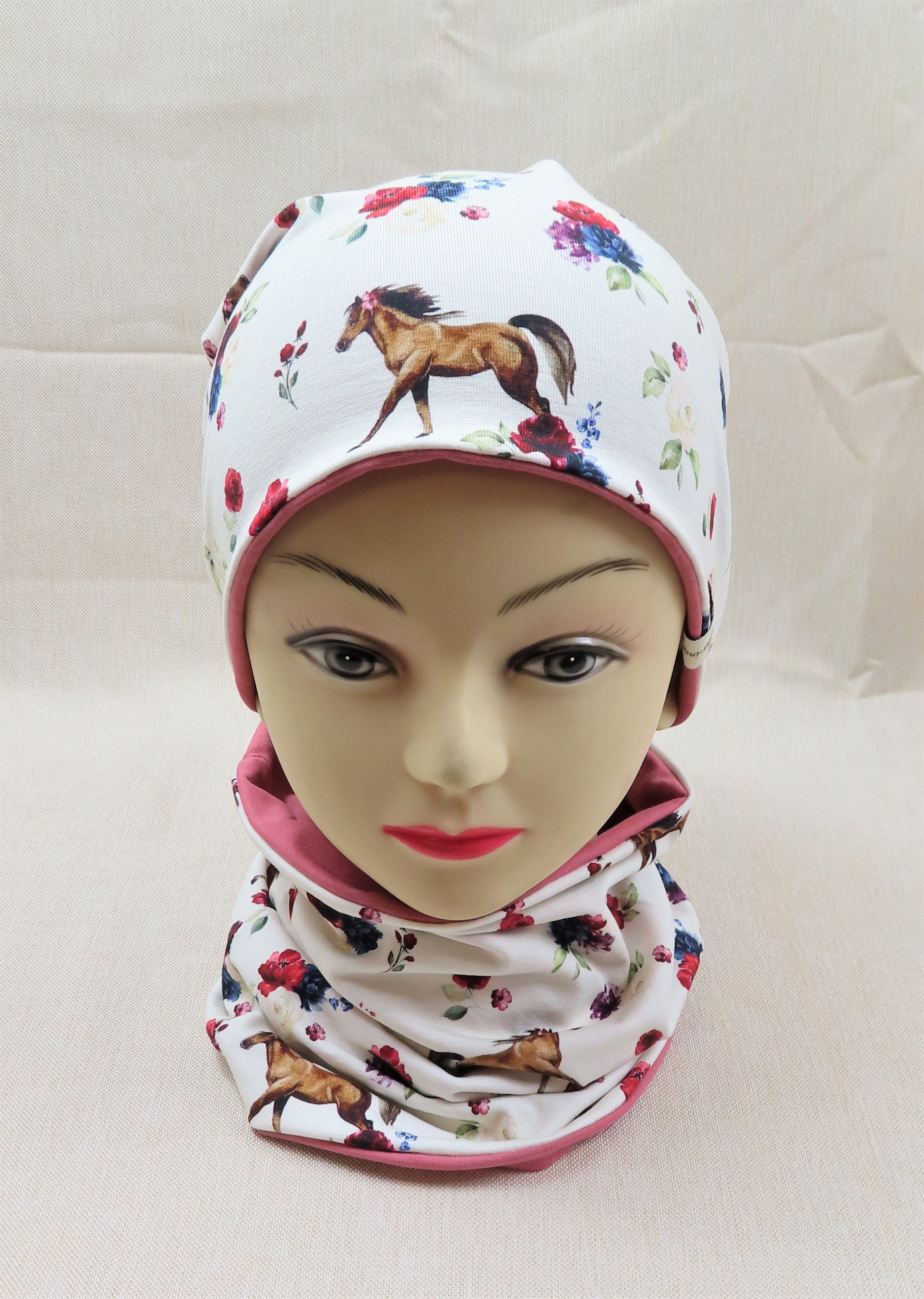 Beanie-Set, Pferde mit Rosen