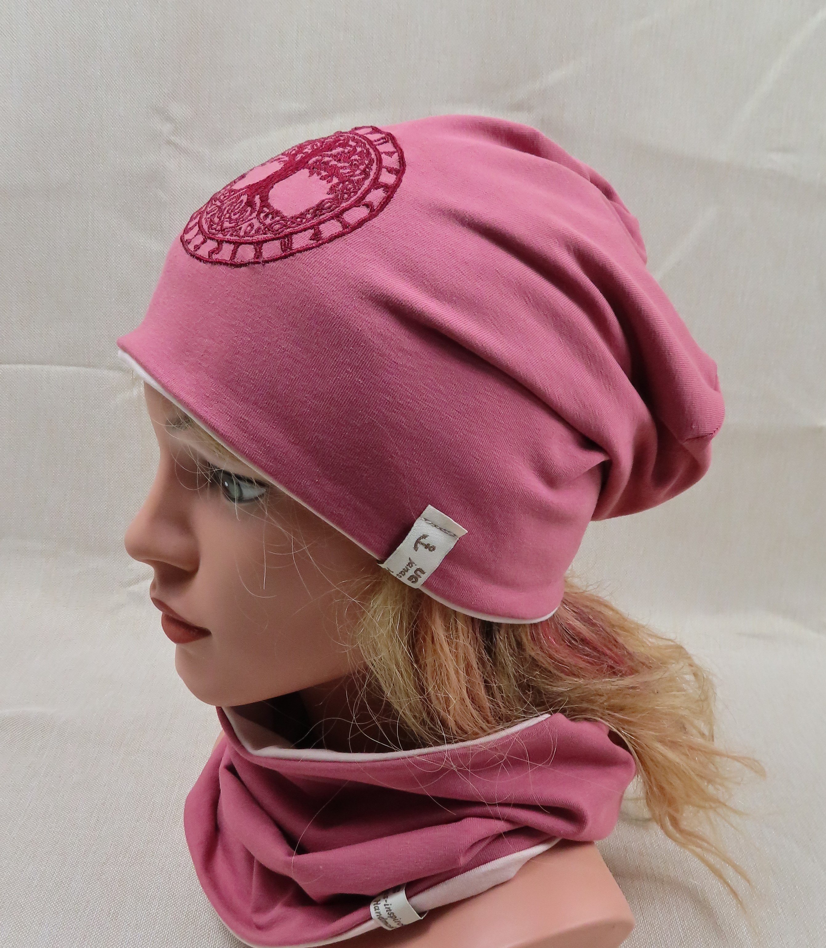 Beanie-Set, Chemomütze, Yggdrasil, rot, mit eigener Stickerei, der Weltenbaum