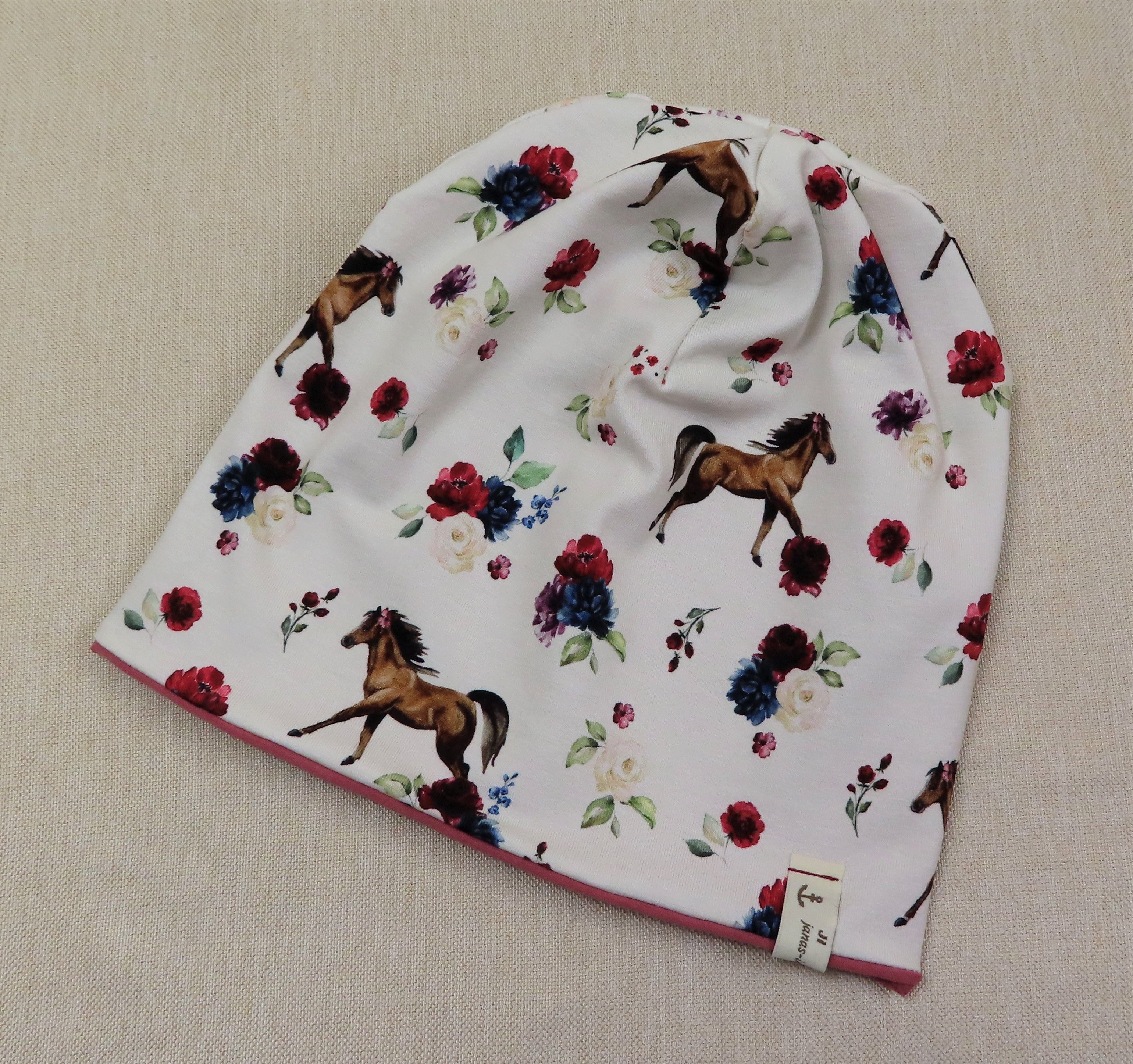 Beanie, Mütze, Pferde mit Rosen