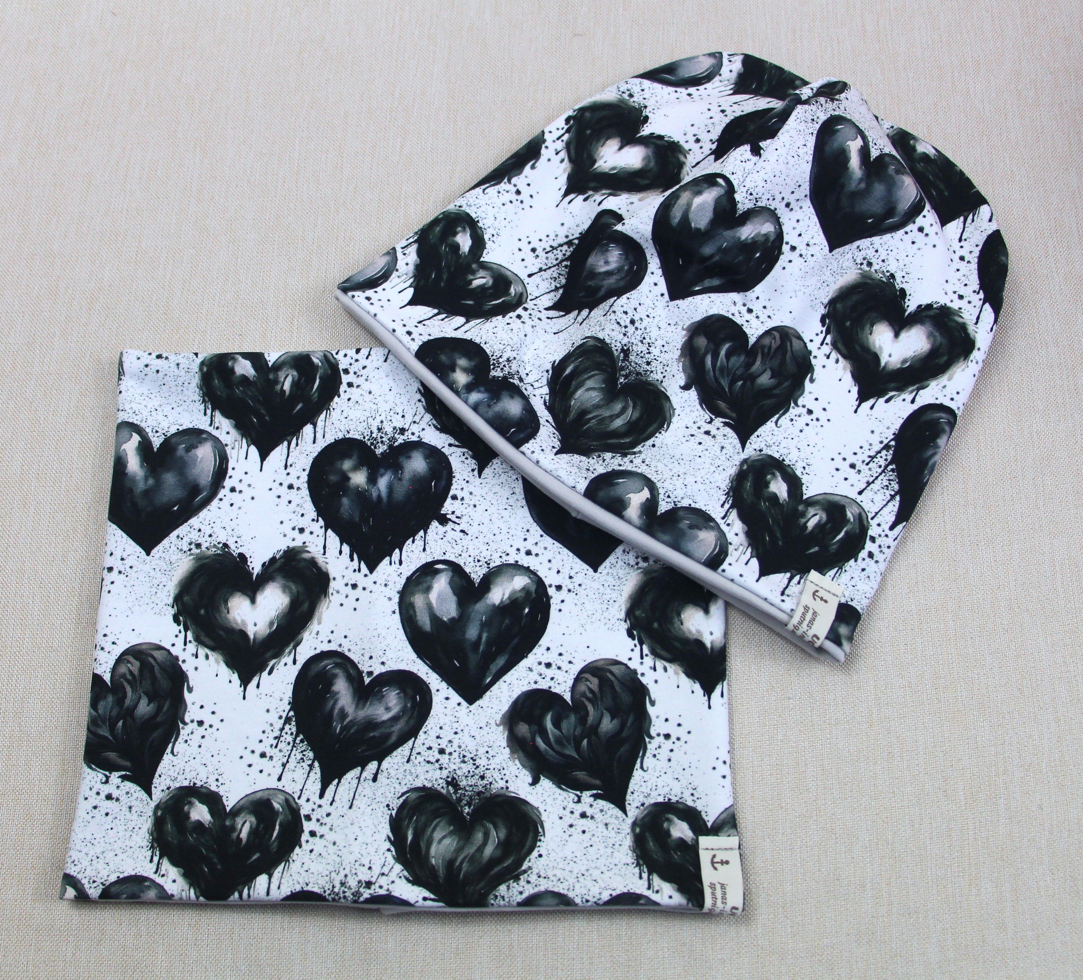 Beanie-Set, schwarze Herzen