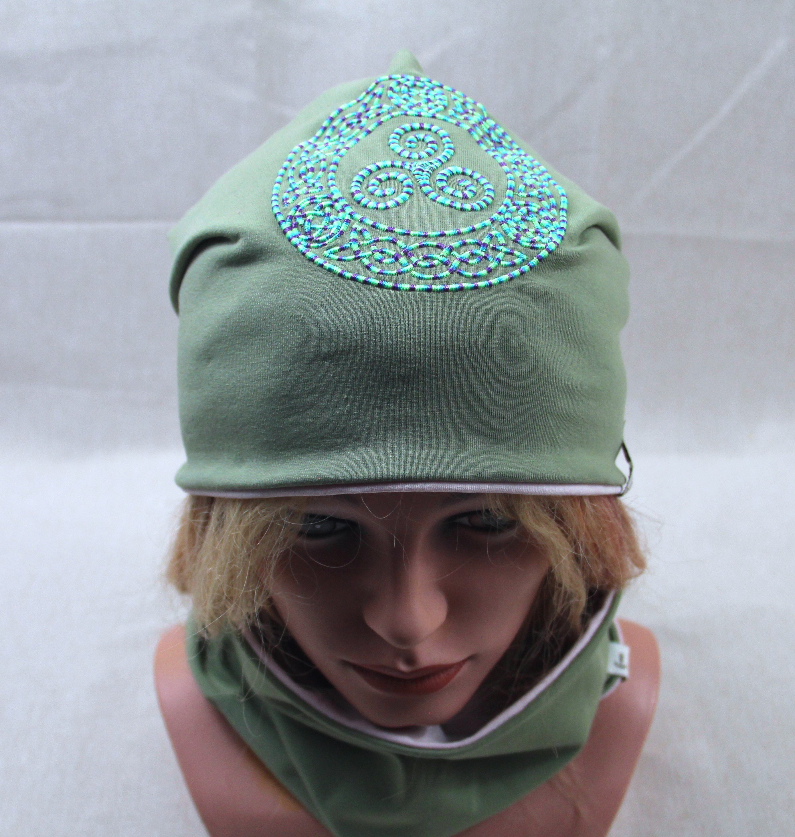 Beanie-Set, Chemomütze, Triskele, grün, mit eigener Stickerei