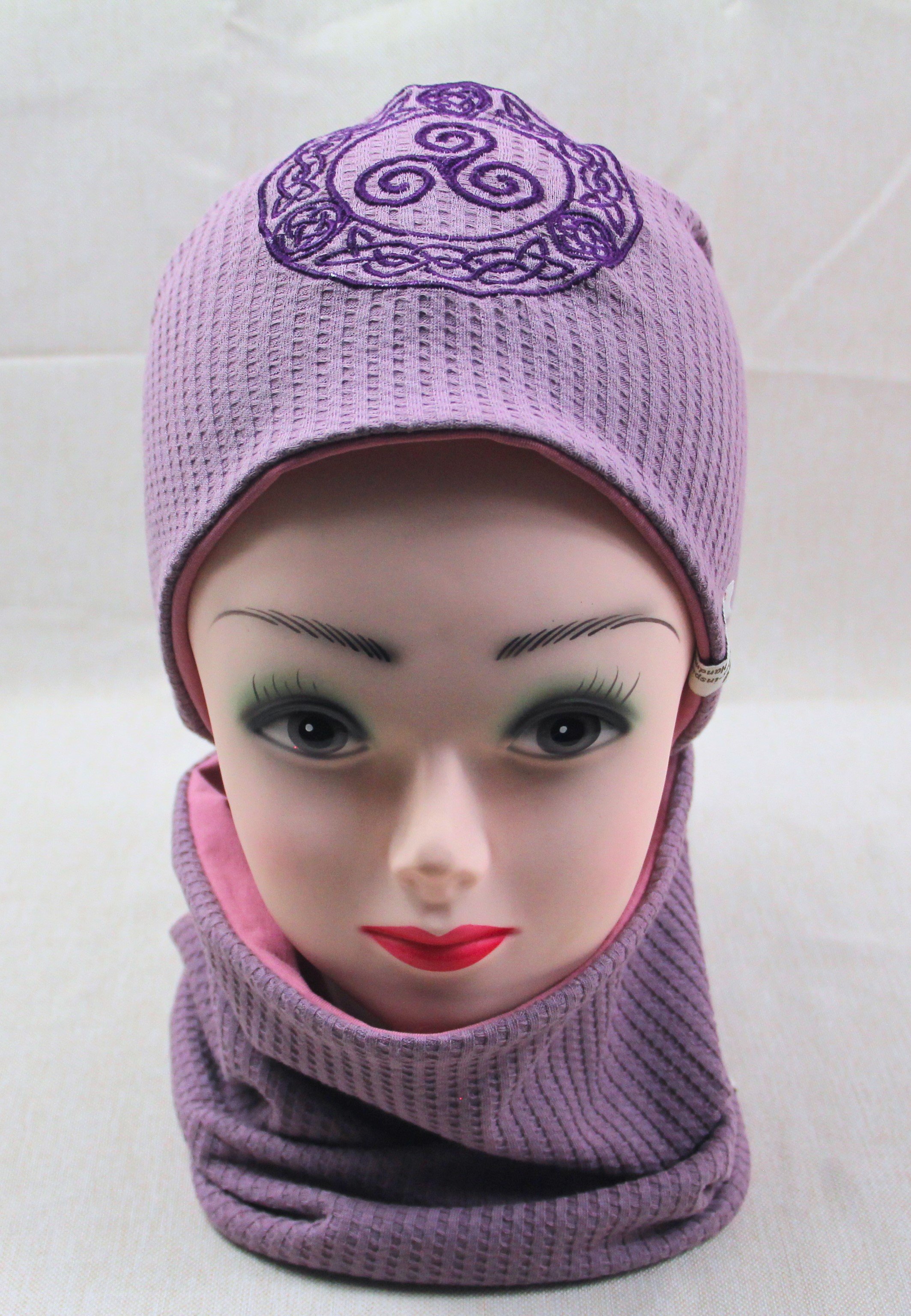 Beanie-Set, Chemomütze, Triskele, beere, mit eigener Stickerei