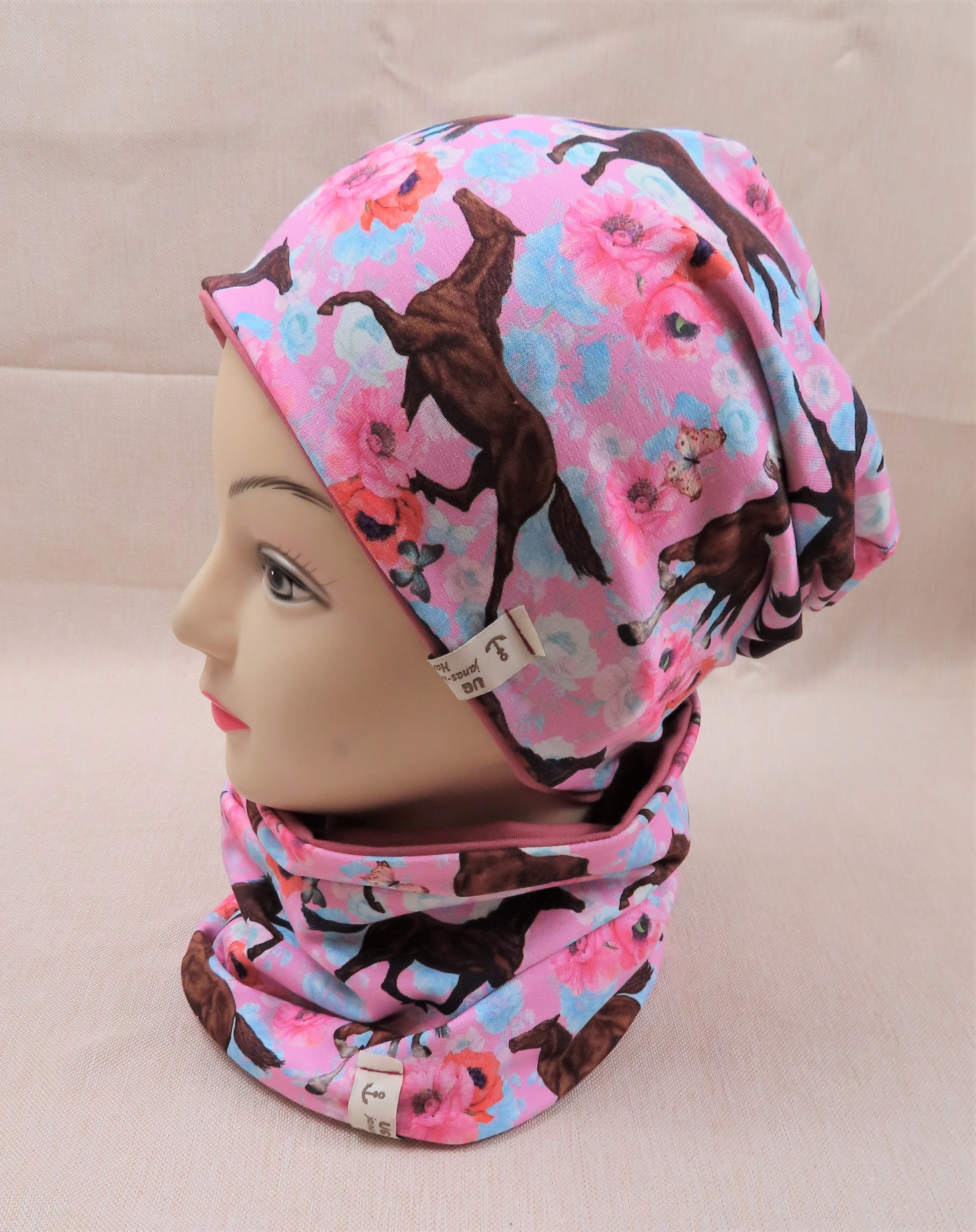Beanie-Set, braune Pferde auf Mohnwiese