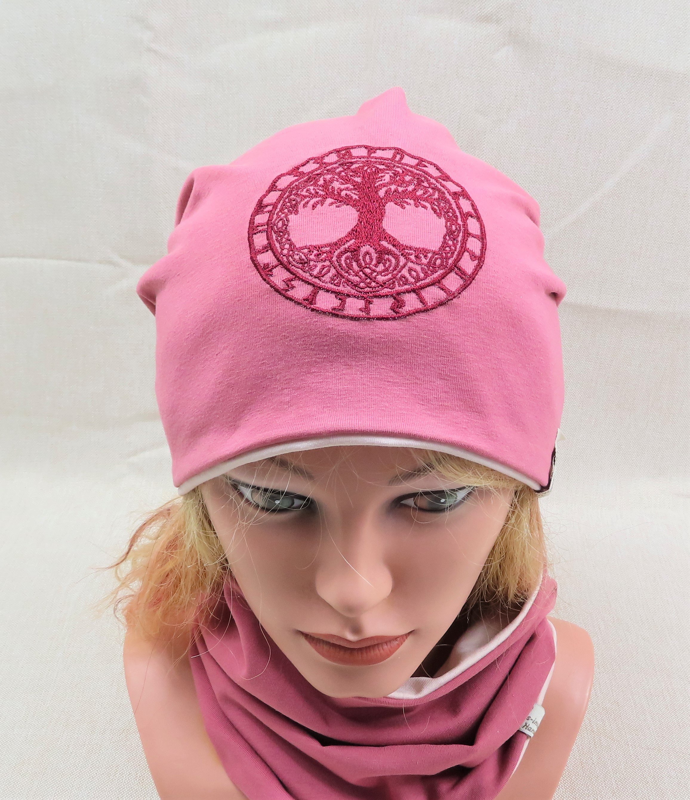 Beanie-Set, Chemomütze, Yggdrasil, rot, mit eigener Stickerei, der Weltenbaum