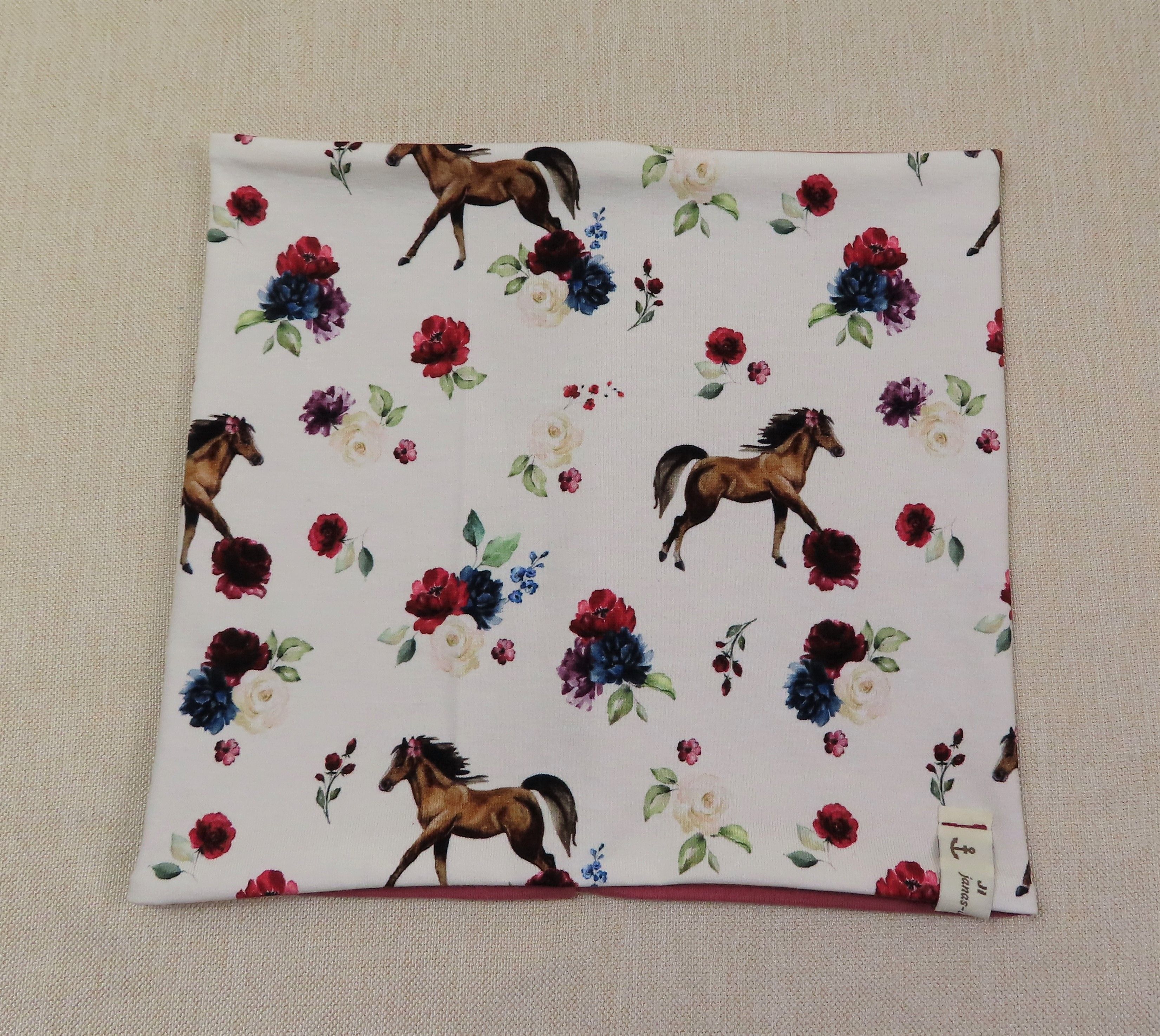 Beanie-Set, Pferde mit Rosen